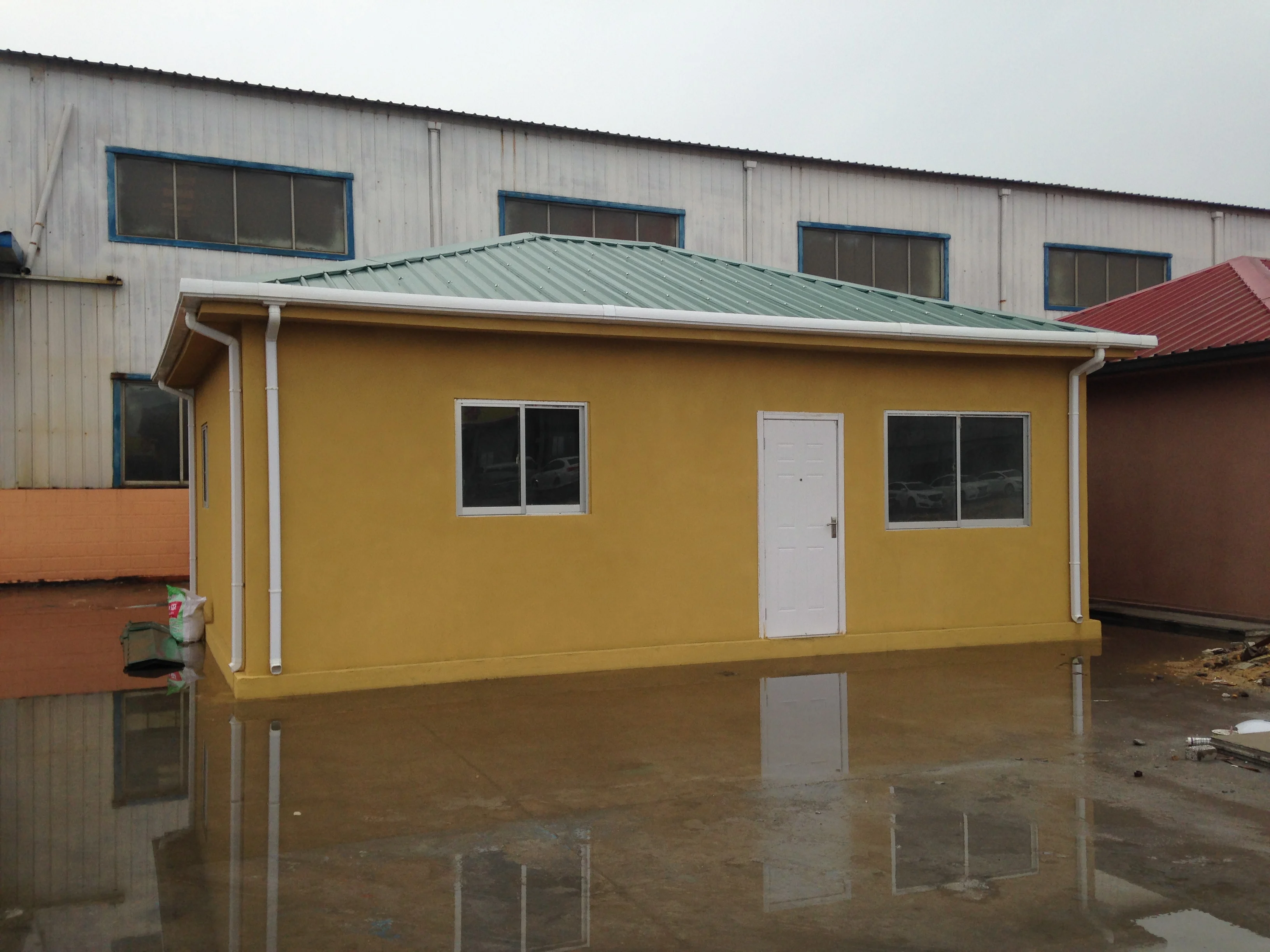 Easy assemble Chinese cheap light weight steel prefabricated house sturdy steel structure prefab house