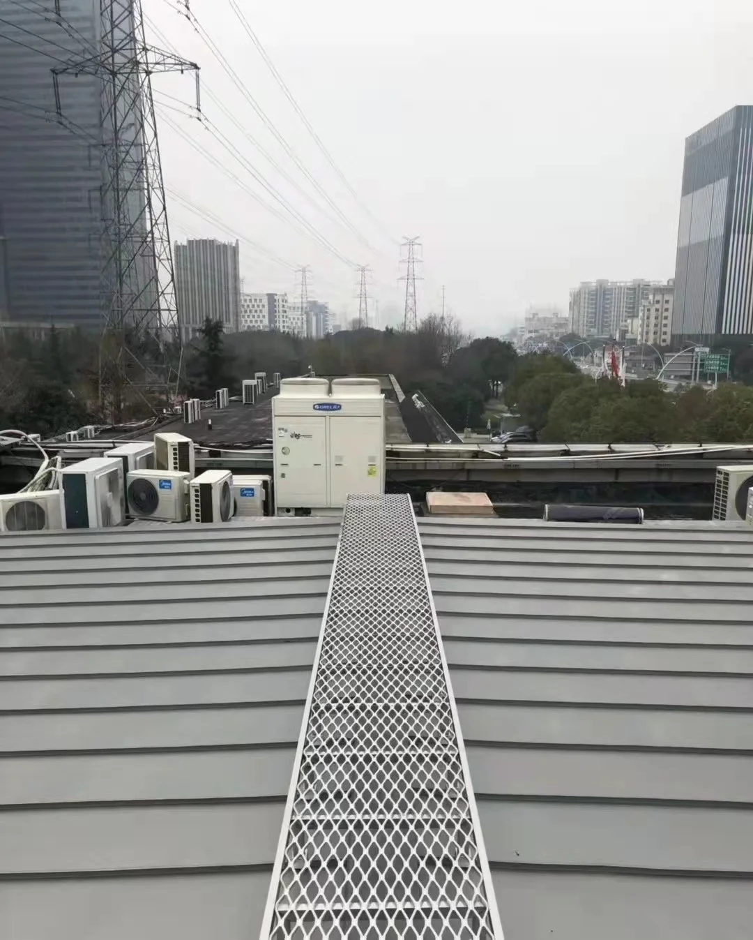 Foshan Puyang factory aluminum profile 6061 punching mesh diamond grating door walking grid aluminum mesh