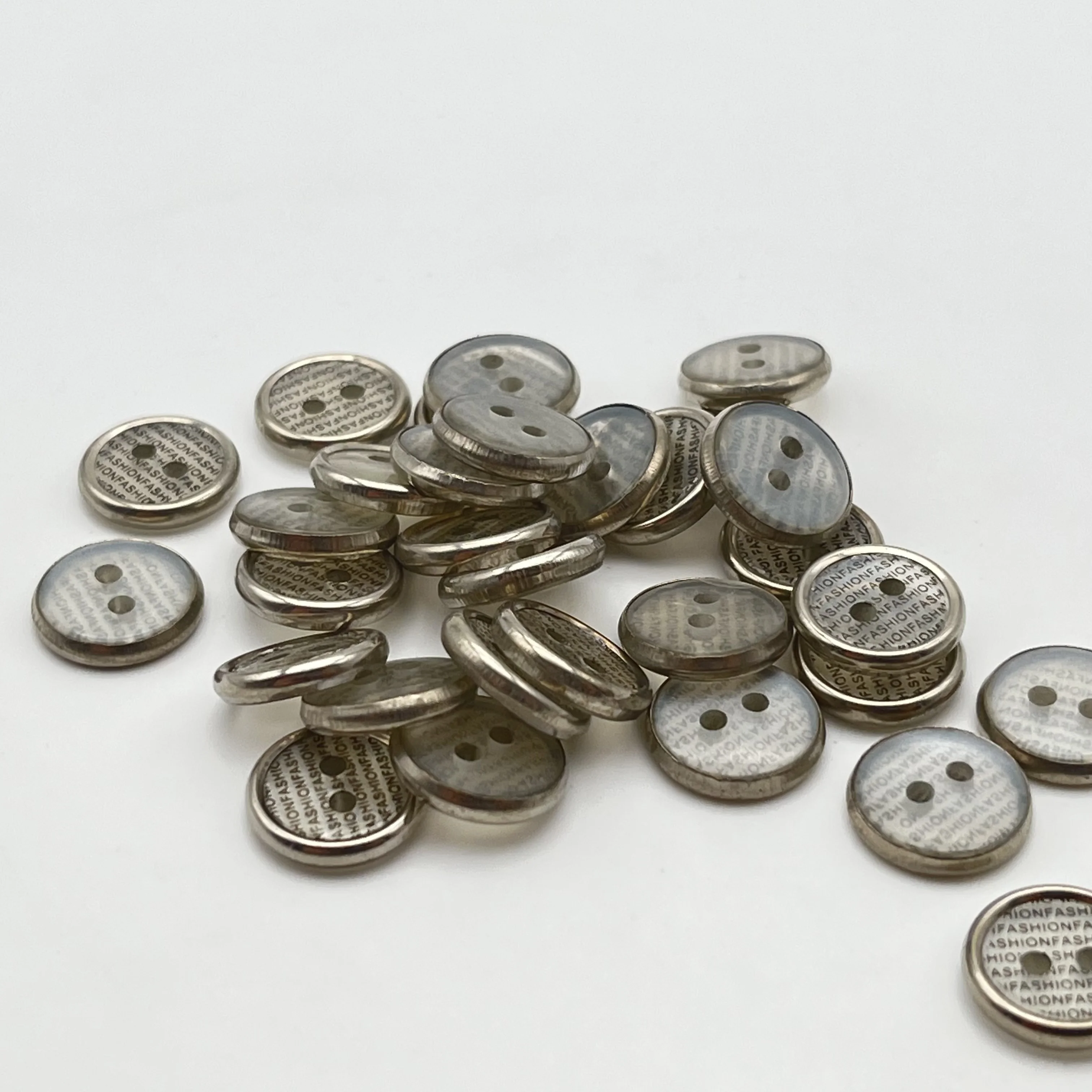 Новинка 2022, популярный размер логотипа, цветные полимерные пуговицы с двумя отверстиями для рубашек