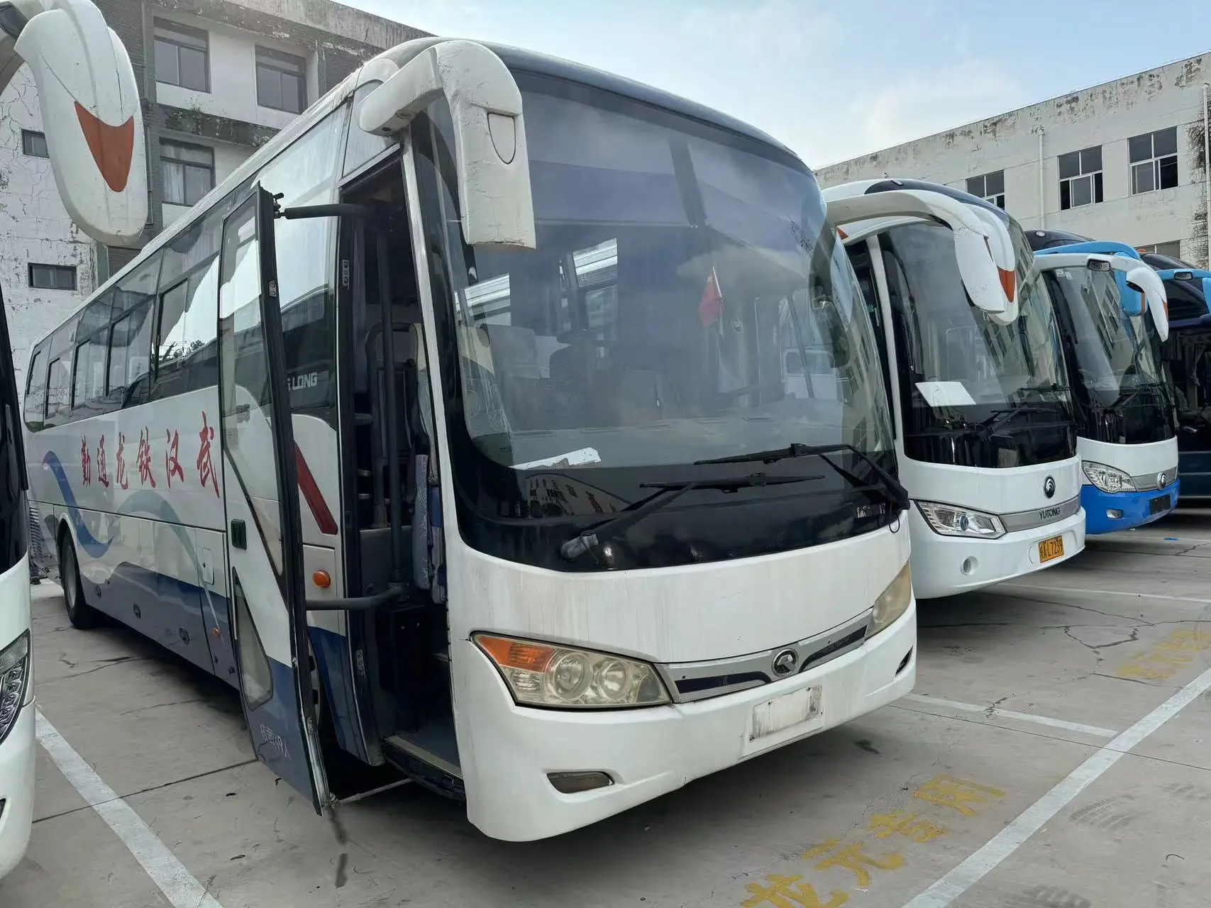 Recommended Kinglong Used 47 Passnger Bus Model XMQ6101 Right Hand Drive Coaches and Buses Autobus Second Hand Bus for Sale