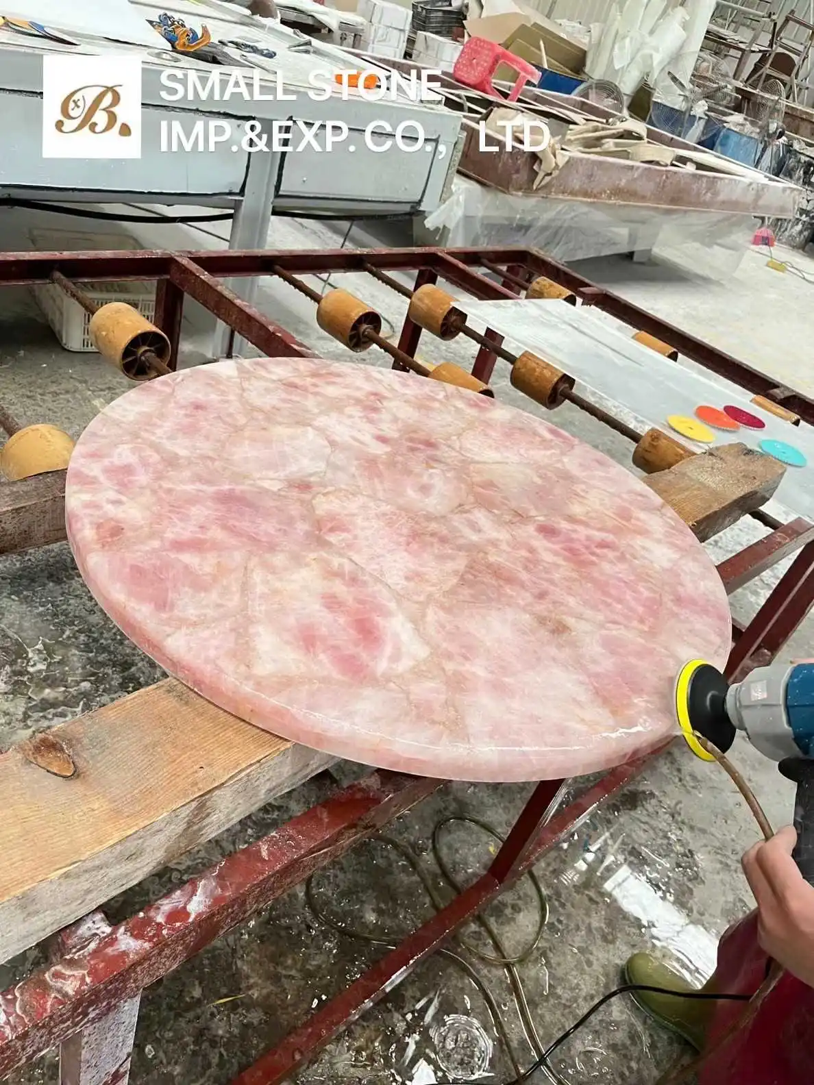 Стол из полудрагоценного камня с подсветкой розового хрусталя и кварца (20 мм)