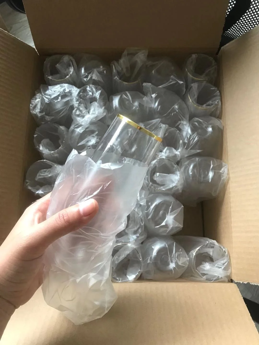 9 Oz Gold Rim Stemless Plastic Champagne Flutes Clear Unbreakable Toasting Wedding Wine Glassware, Shatterproof Disposable cup