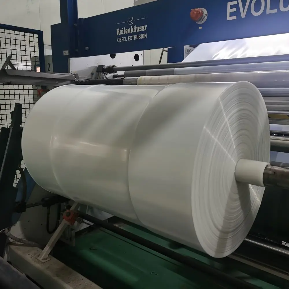 Stretch hood pallet package Stretch hood machine hooding a pallet of bags