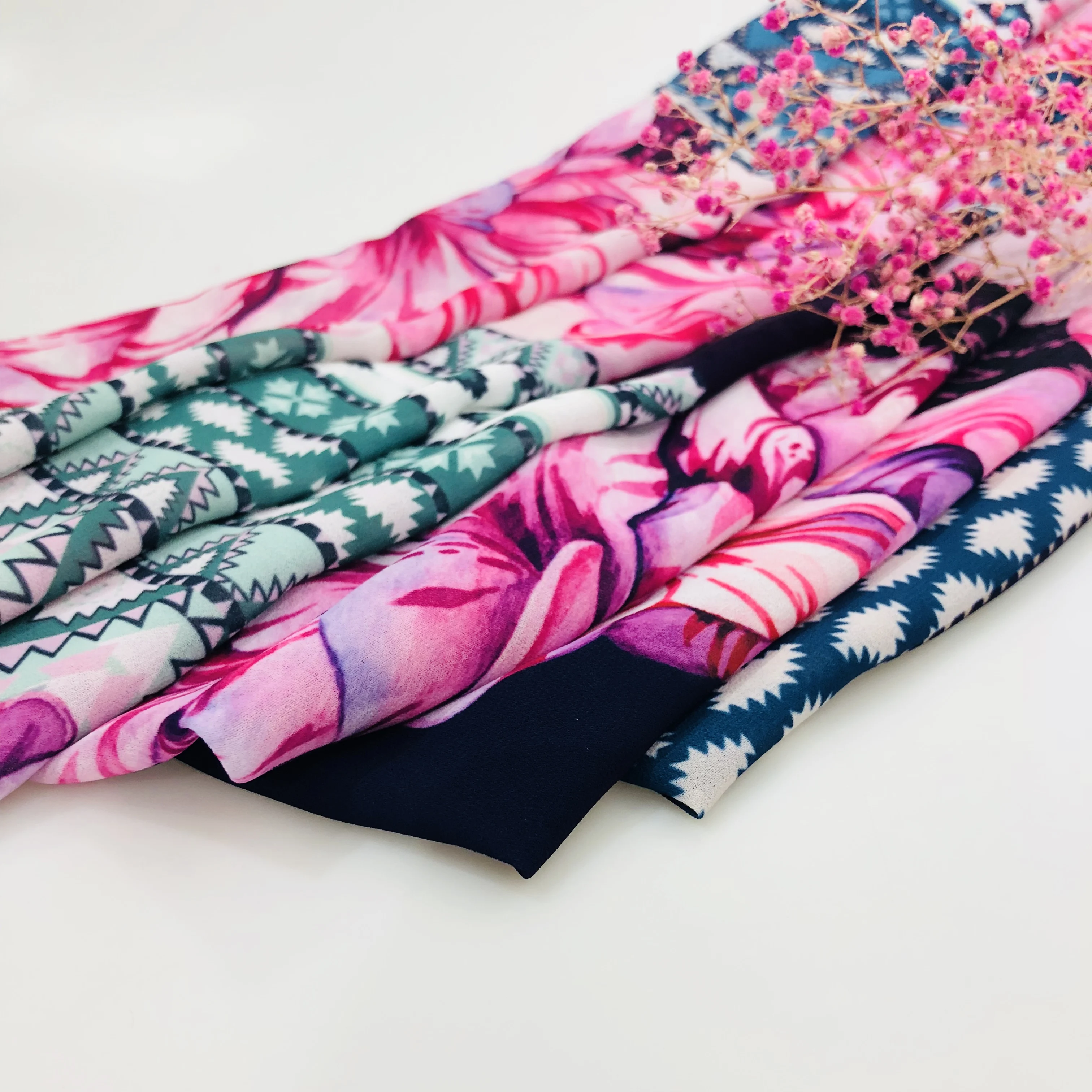 Оптовая продажа шифоновая ткань с красным цветочным принтом и жемчугом для хиджаба