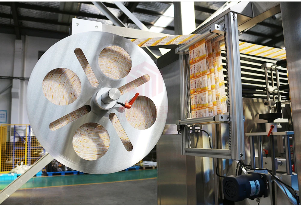 Easy To Use Automatic Drinking Water Bottle Heat PVC Label Applicator Shrink Sleeve Wrap Labeling Machine