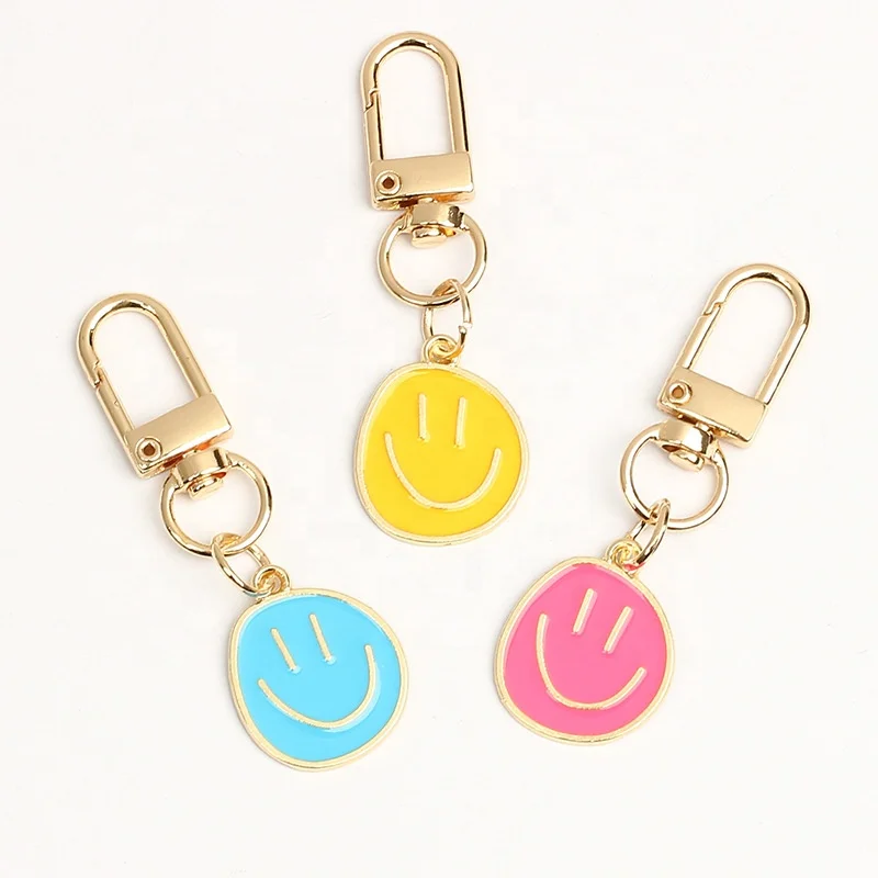 Hot selling cute smiling face pendant zinc alloy keychain candy color versatile smiling face keychain
