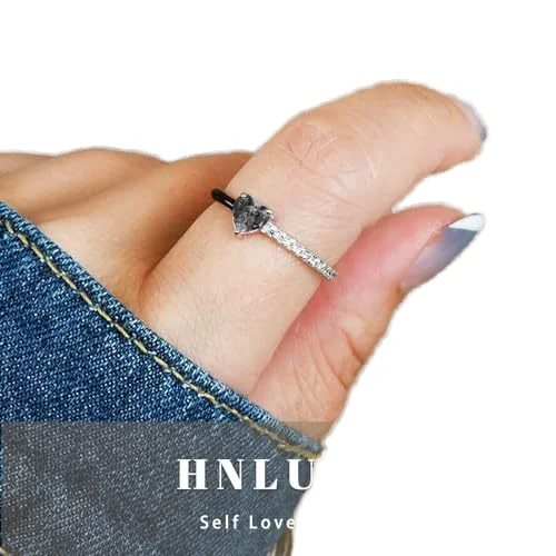 Simple, light luxury and elegant heart-cut heart ring. Diamond-encrusted personalized ring.