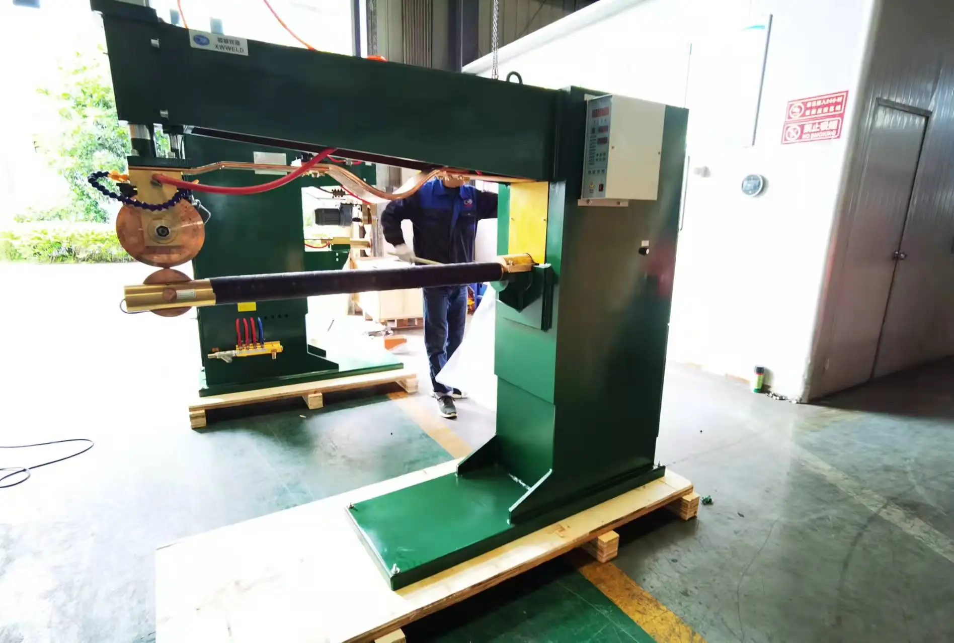 High Efficiency And Quality Automobile Manufacturing Sheet Metal Processing Spot Welders Robot