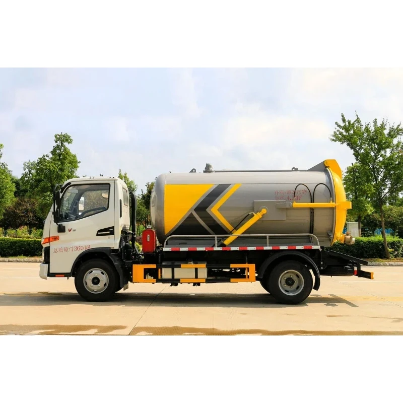Hydraulic lifting of sewage suction truck and hydraulic opening and closing of tailgate JAC 5 m ³ sewage suction truck