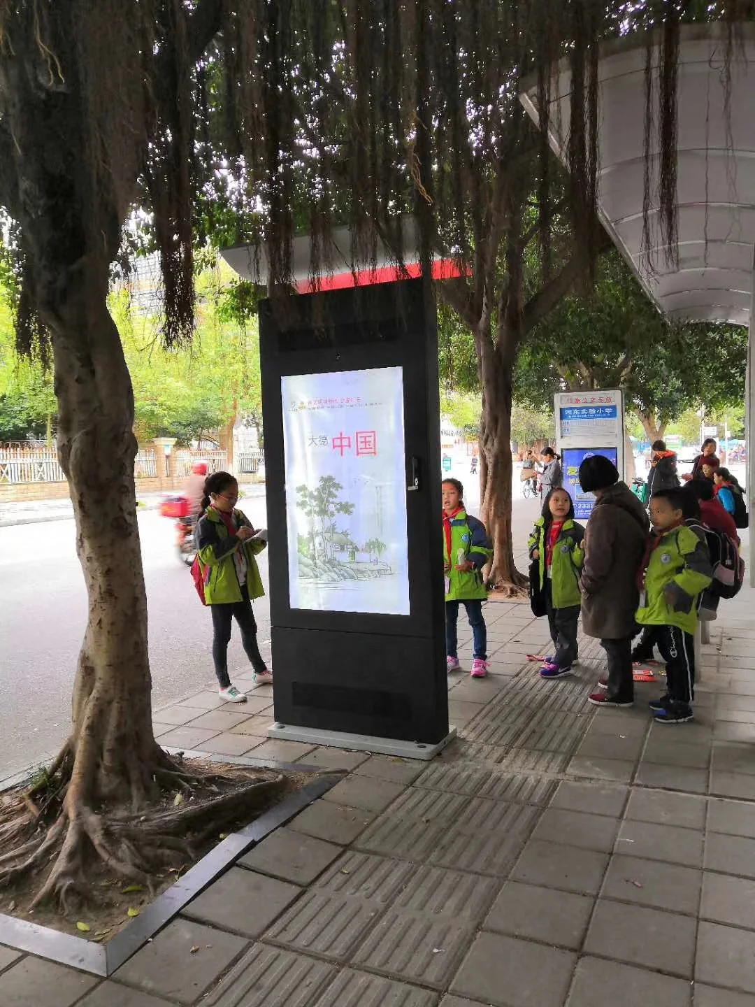Smart City Bus Stop Shelter LCD digital signage for Bus Station Outdoor Sunlight Viewable lcd Advertising Display