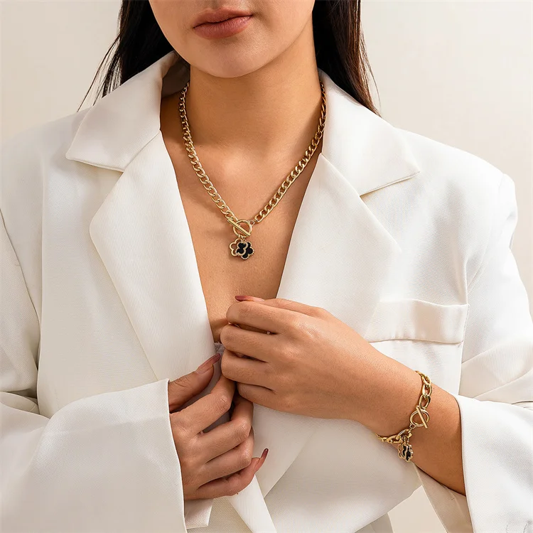 Fashion Niche Light Luxury Design High-end Clavicle Chain Five Leaf Petal Flower Pearl Chain Necklace Bracelet Jewelry Set