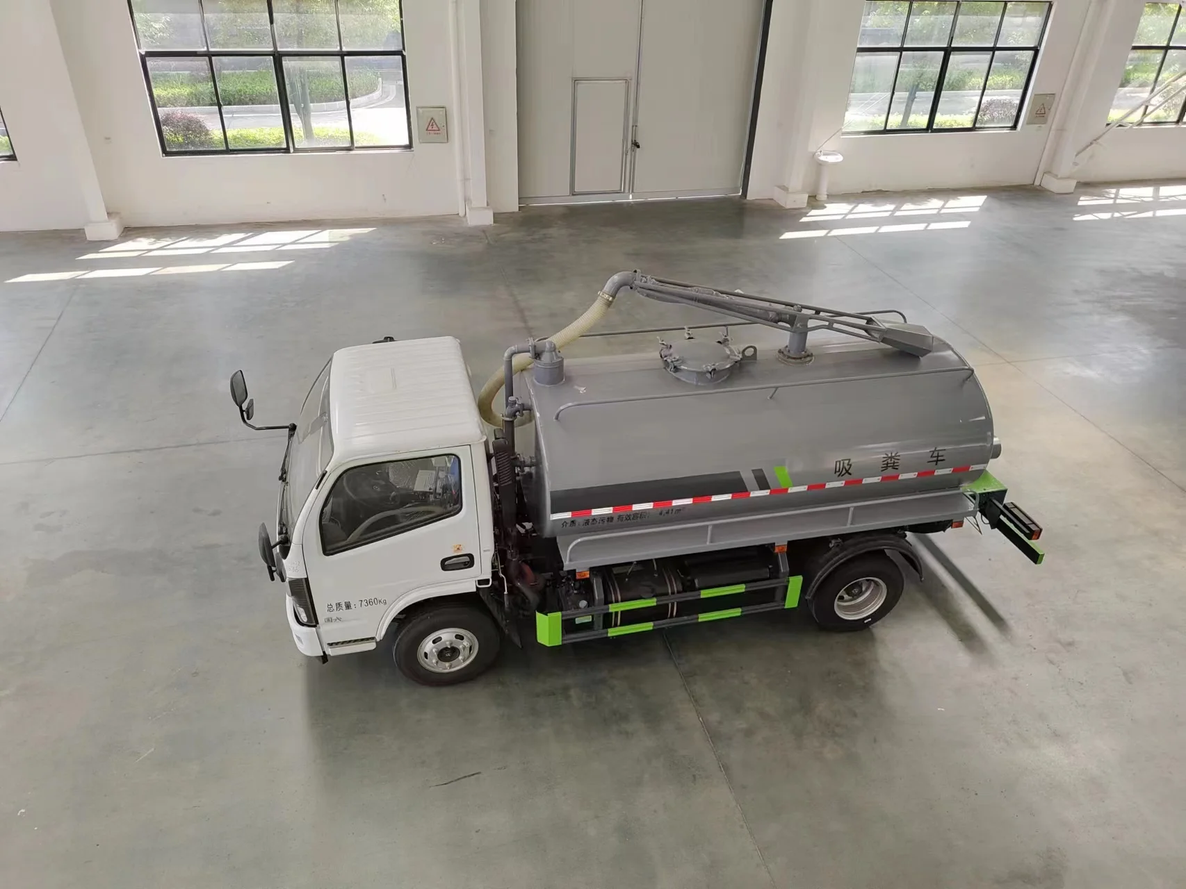 New Dongfeng 5-6 Tons Diesel Manual Sepptic Tank Pump Truck Manure Transport and Feces Pumping Truck Selling Truck