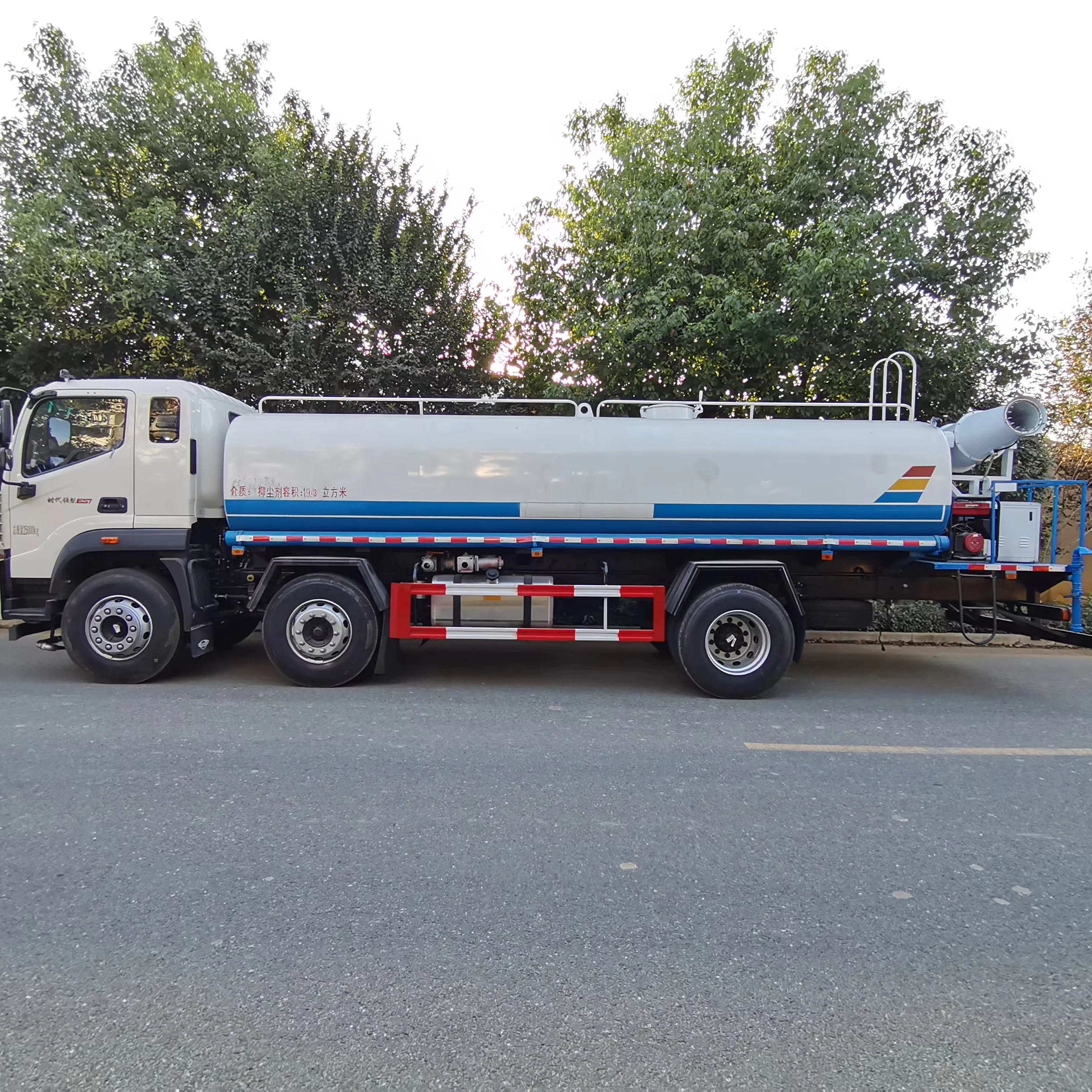 Dust suppression vehicle