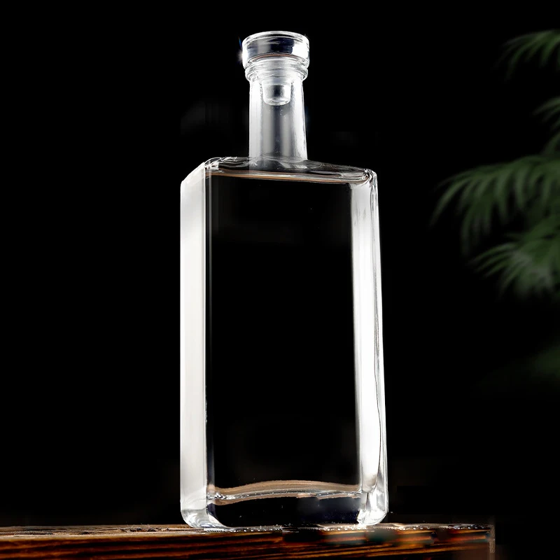 Wholesales Direct Selling High-grade empty Customized 500Ml  Clear Screw Cap Cork Liquor Wine Bottle for XO & Brandy
