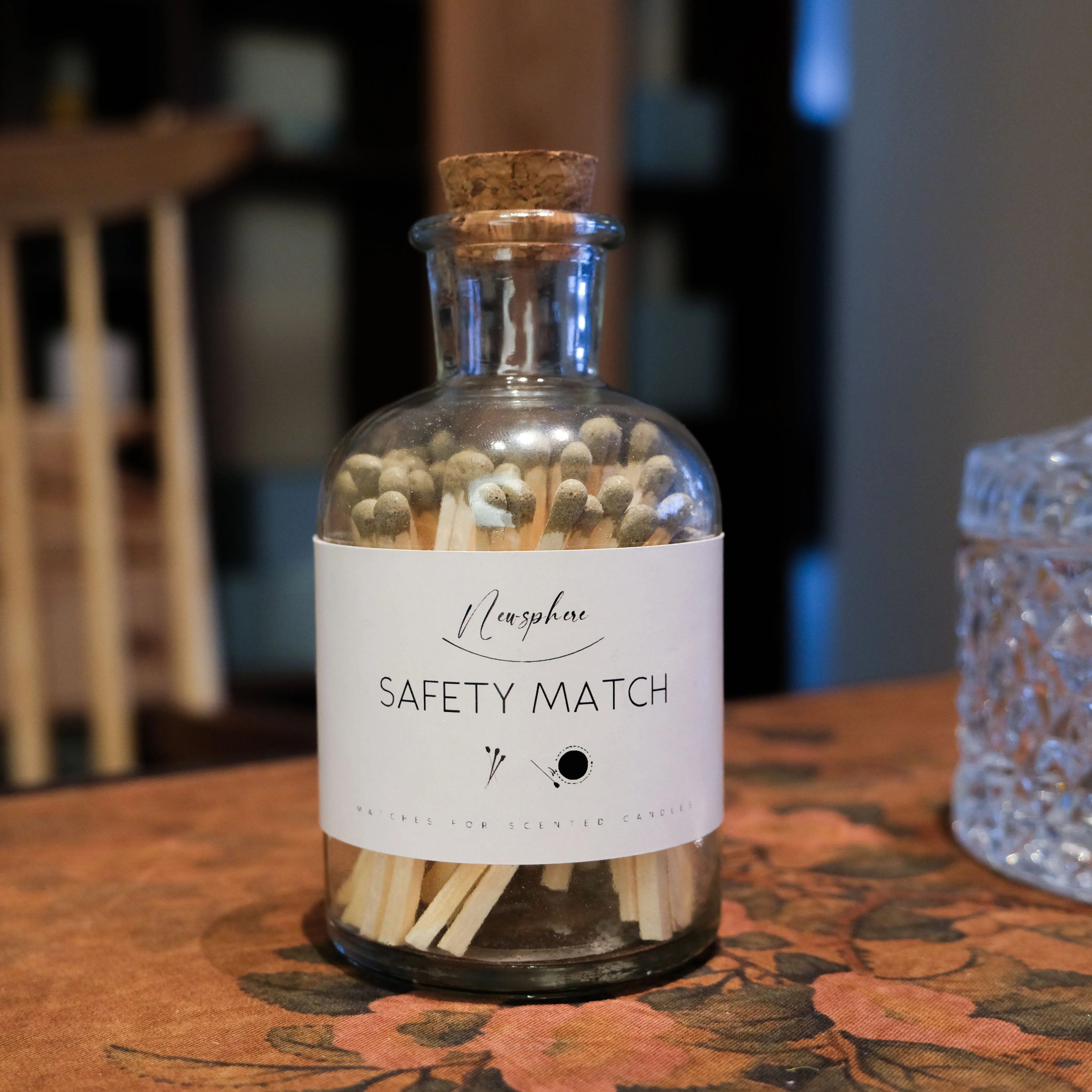 Красивые спички палочки в стеклянной банке