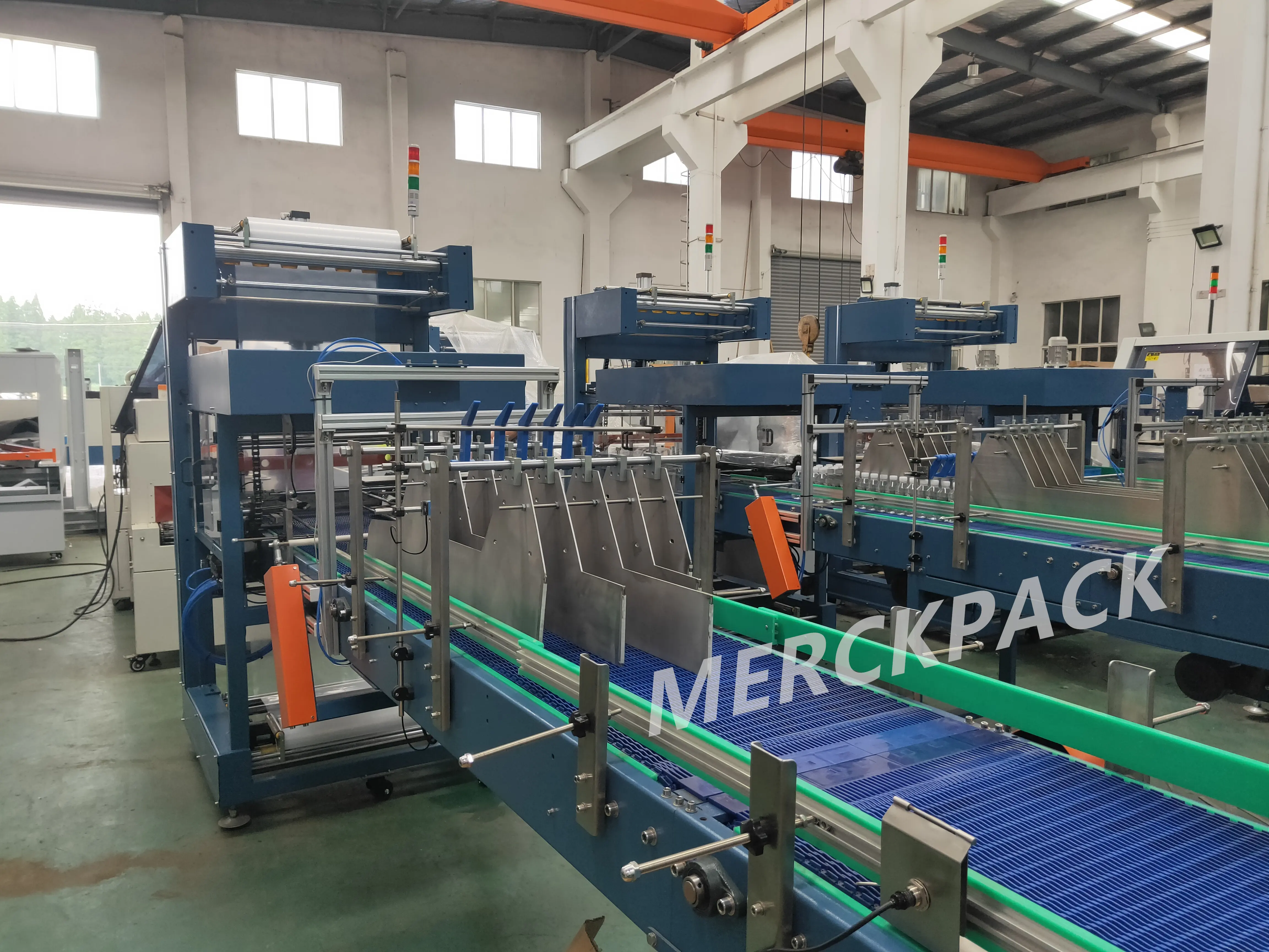 Автоматическая высокоскоростная полиэтиленовая пленка термоусадочная упаковочная машина для растягивания бутылок воды сока напитков газированные банки производственная