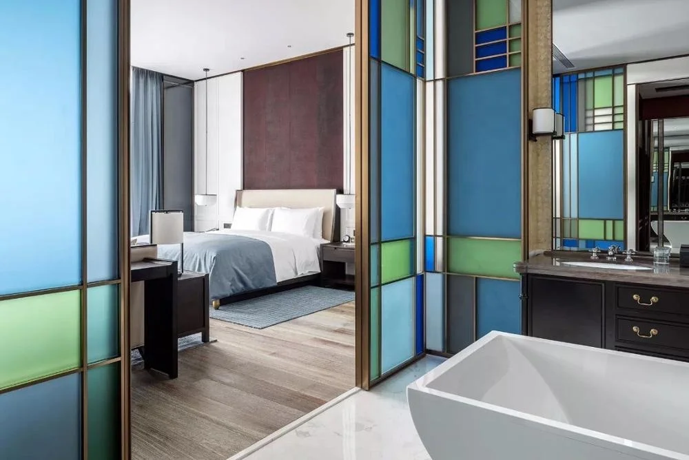 5-Star Modern Solid Wood Bedroom Set for Hotels and Guest Houses Luxury Foshan Manufacture for Living Room and Apartment