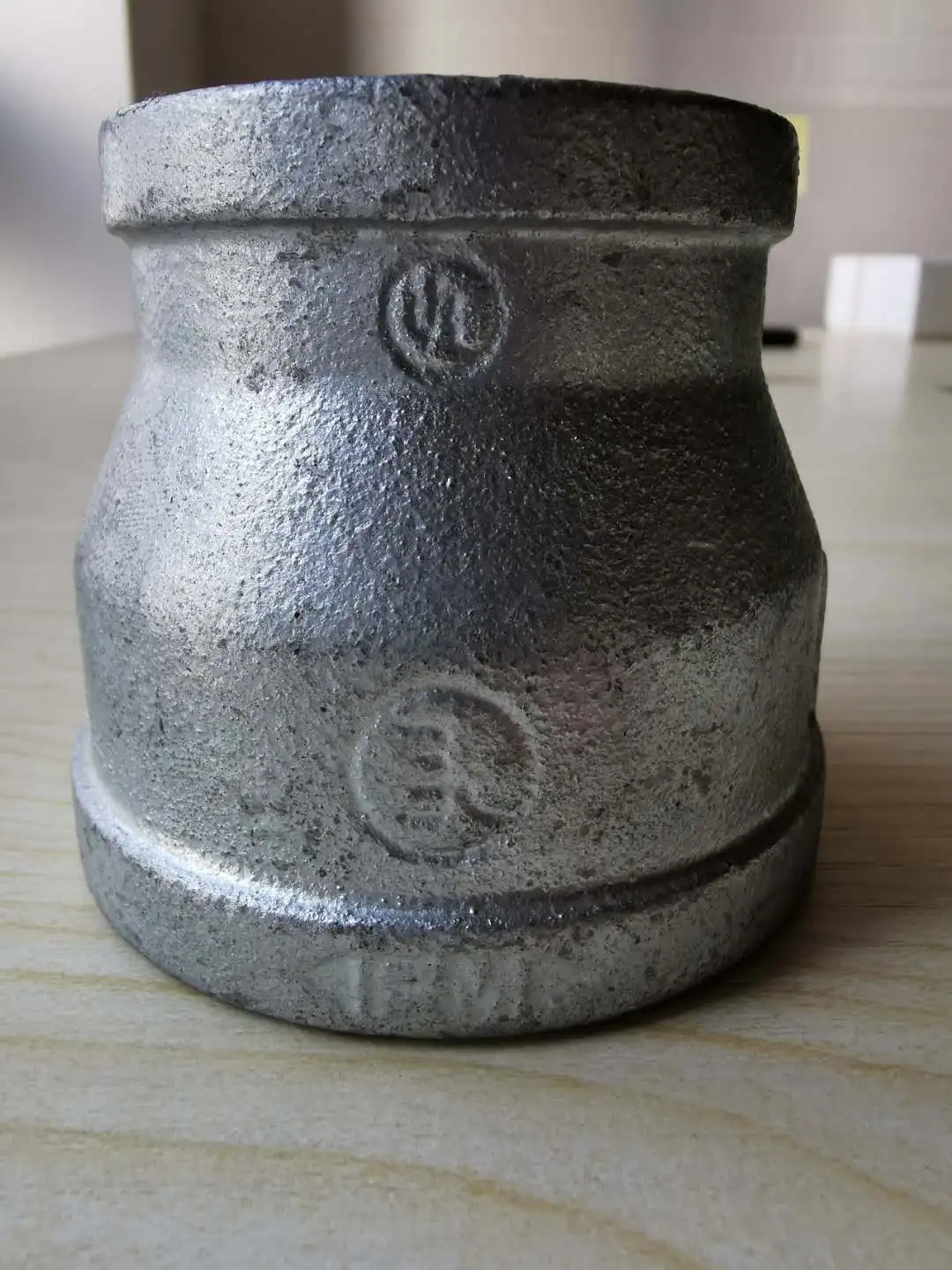 Ковкий чугун фитинг оцинкованная черная муфта переходная с внутренней резьбой