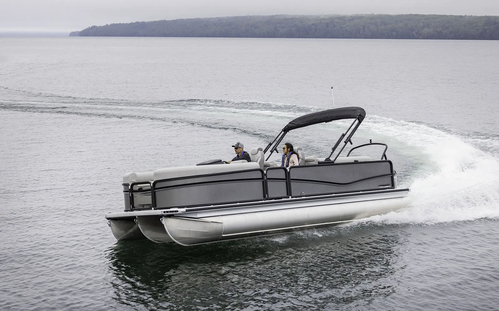 Durable 27 FT Fiberglass Luxury Yacht Factory Direct with Powerful Outboard Engine and Fiberglass Hull