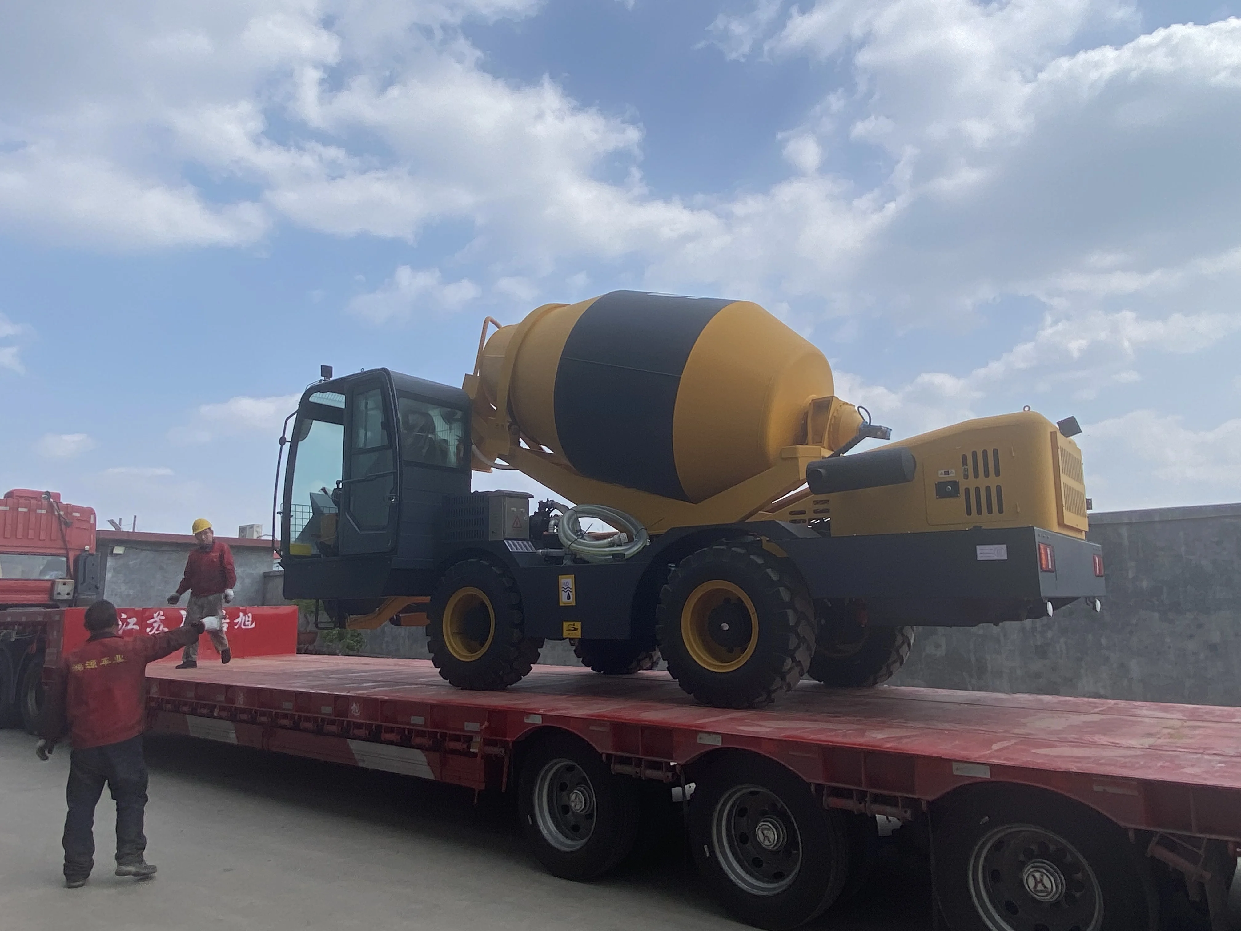 3.5m3 self loading Concrete Mixers Truck Price Concrete Mixer Truck moving 3.5 cubic truck