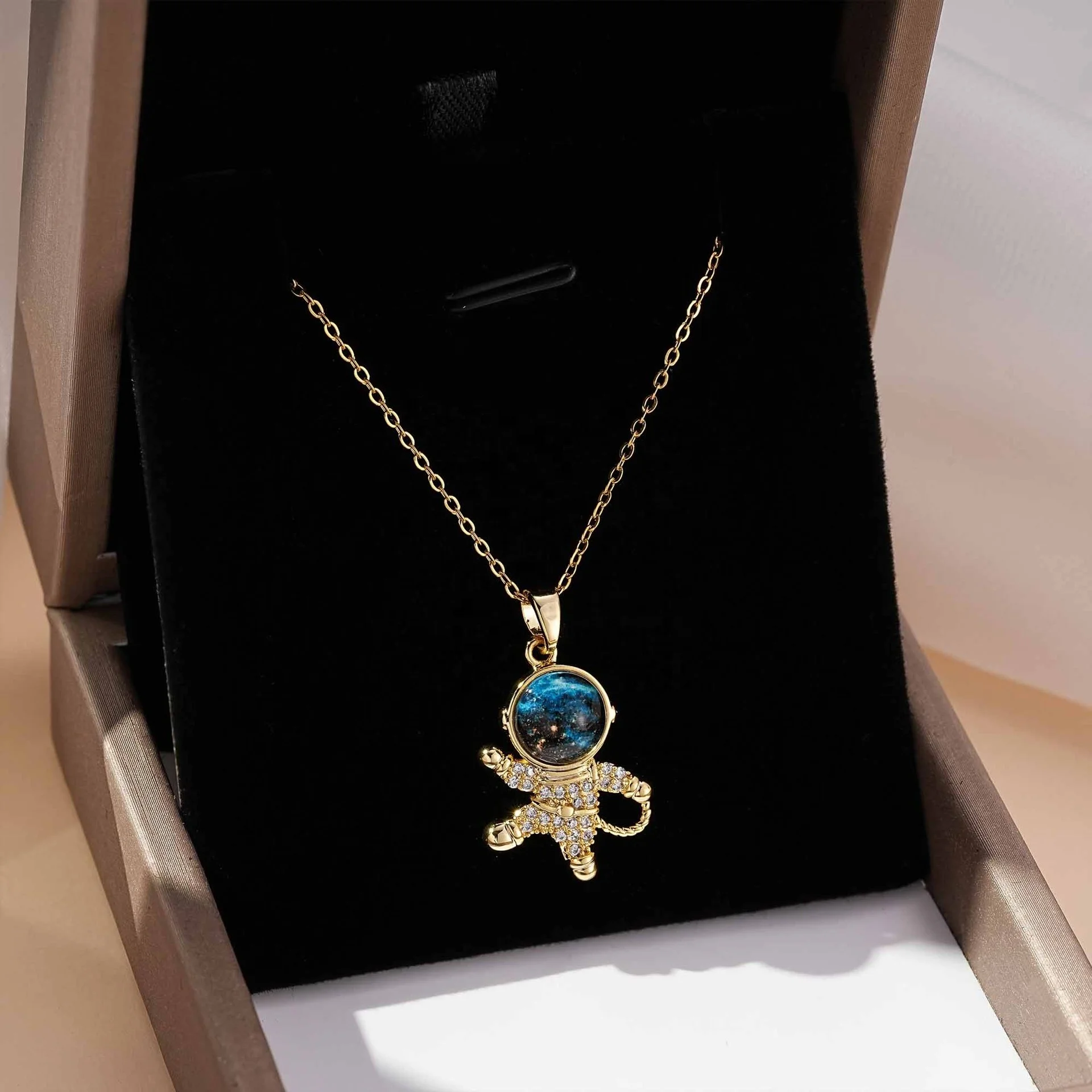 Wholesale Collar Planet Star Moon Space Universe Planet Pendant Fashion Jewelry Pendant Necklaces