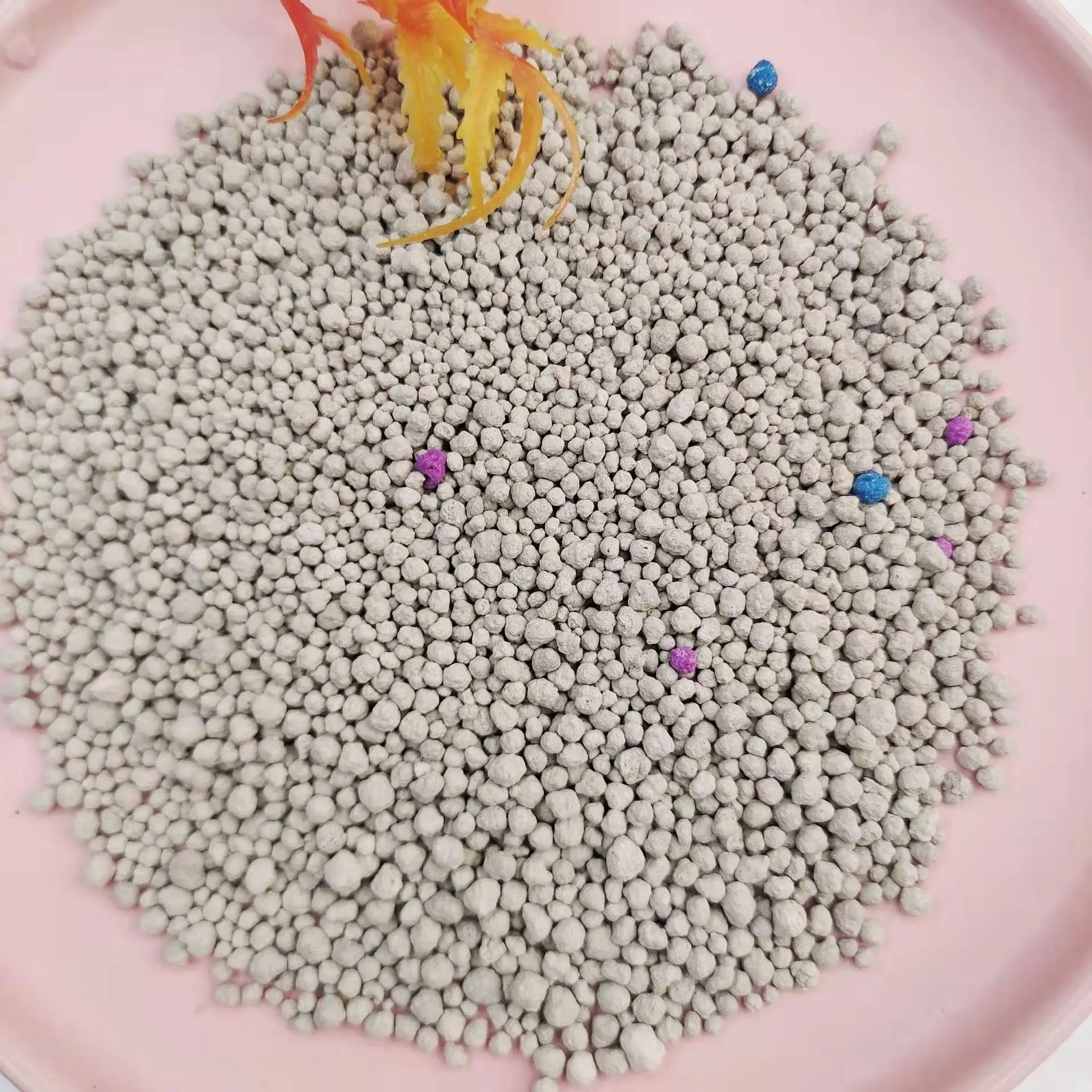 China factory Premium Natural Sodium Cat Sand Lavender Scent  Clumping Bentonite Cat Litter