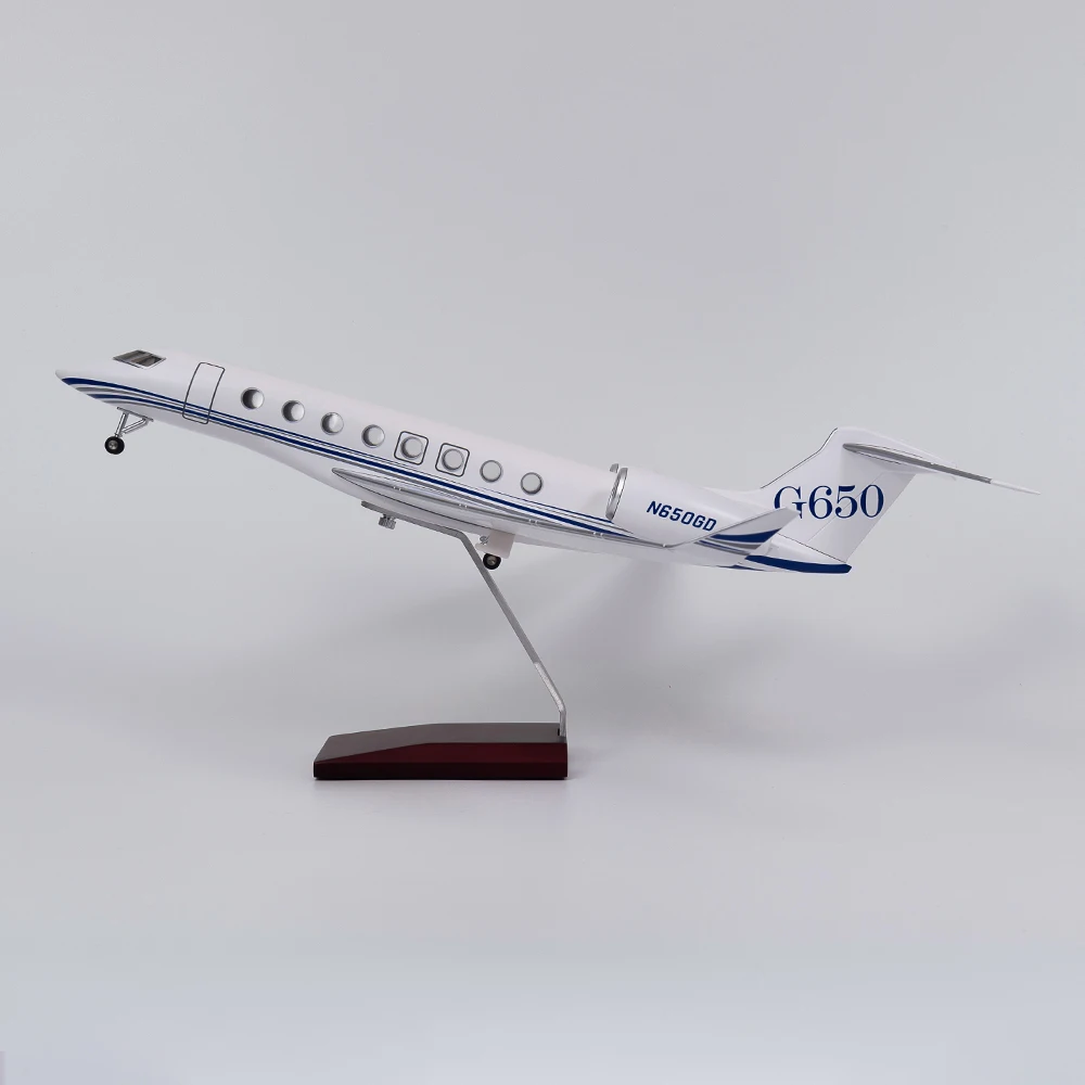 Модель самолета с подставкой и посадочным шасси Private Jet 1/75
