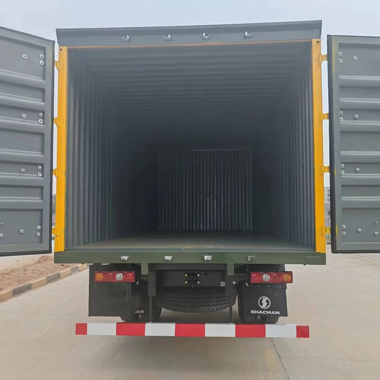 China Shacman Factory  3-5 ton Mini Van Cargo Truck Shacman L3000 Cummins Engine Cargo Van Truck