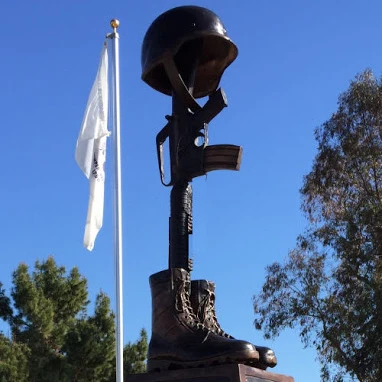 Знаменитая Классическая Бронзовая статуя пистолета на шлем для улицы