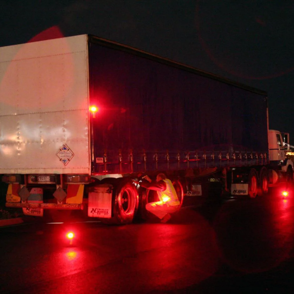 3AAA Battery Power Roadside Emergency Flashing Flares 3Pack Led Warning Traffic Strobe Light 12+3 Led Road Safety Beacon Flares