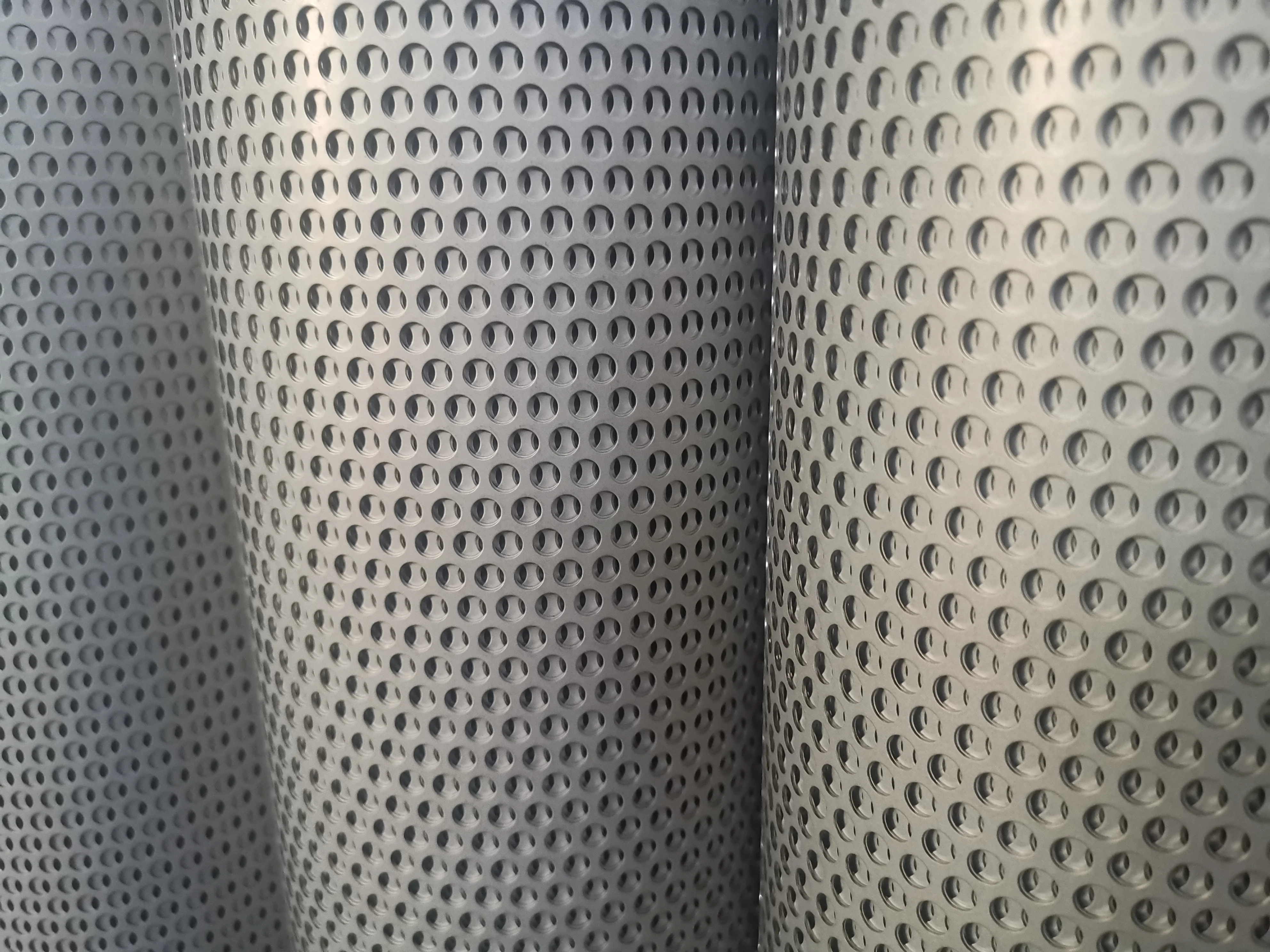 Perforated mesh for filter supporting mesh