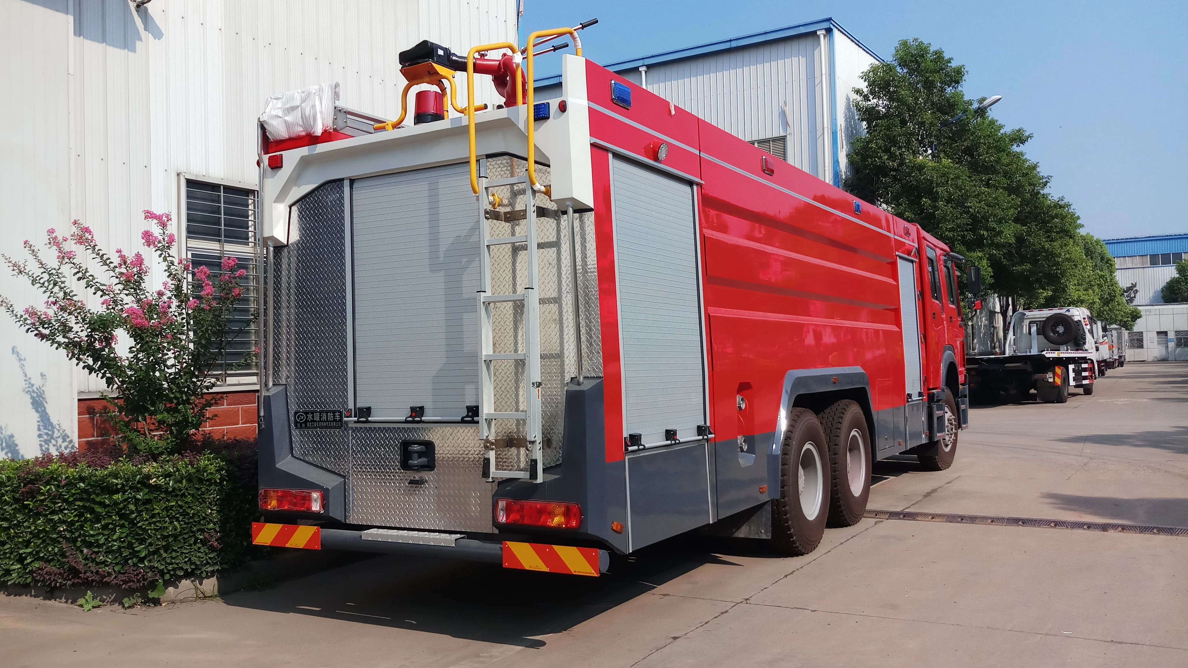 Sinotruck HOWO 6X4 Left/Right hand drive 18000L Large Capacity Water Foam Fire Truck