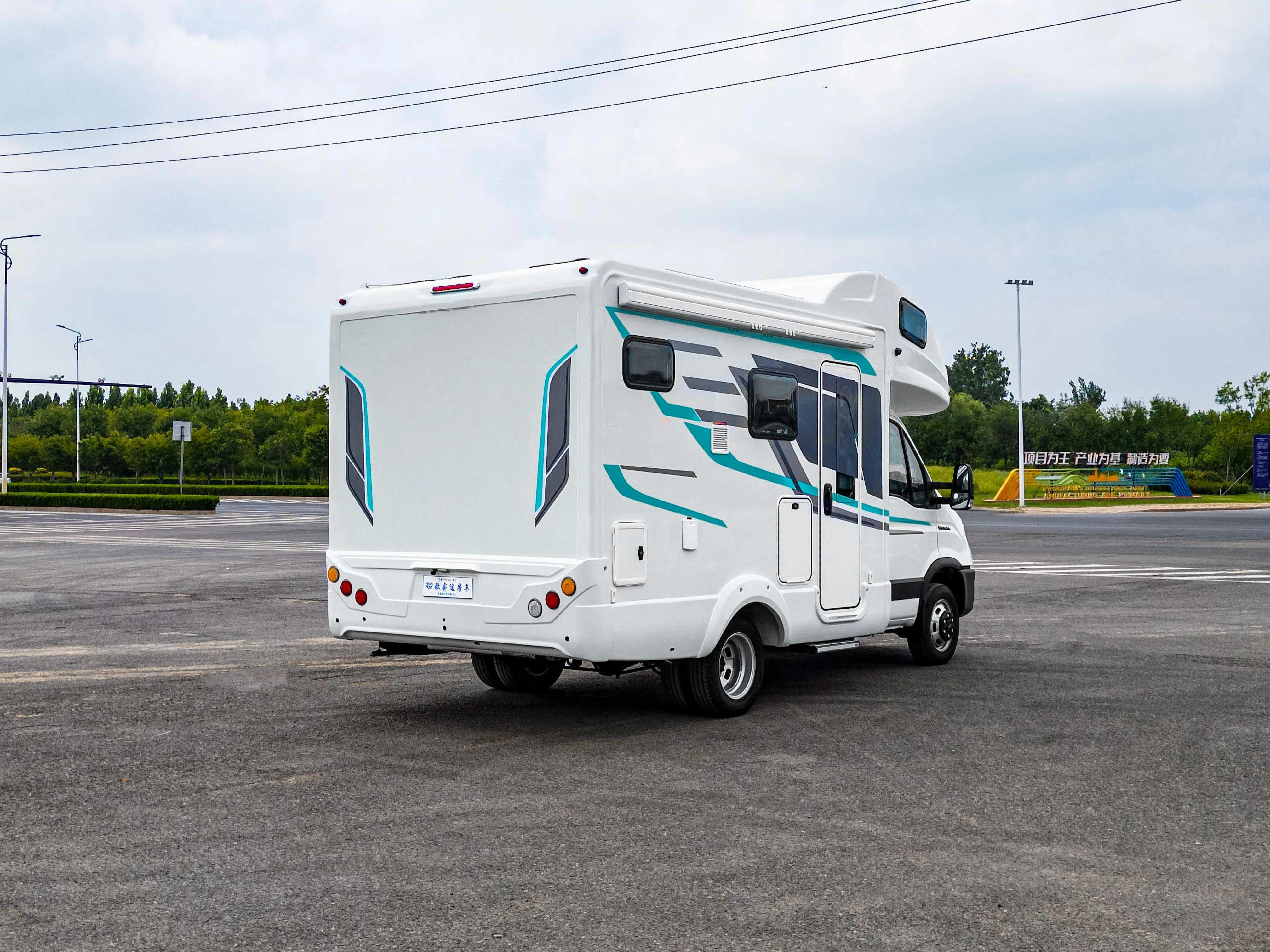 2024 C Type Recreational Vehicle 125KW Diesel Engine Limousine Car With Electric Height-Adjustable Table Rv Camper