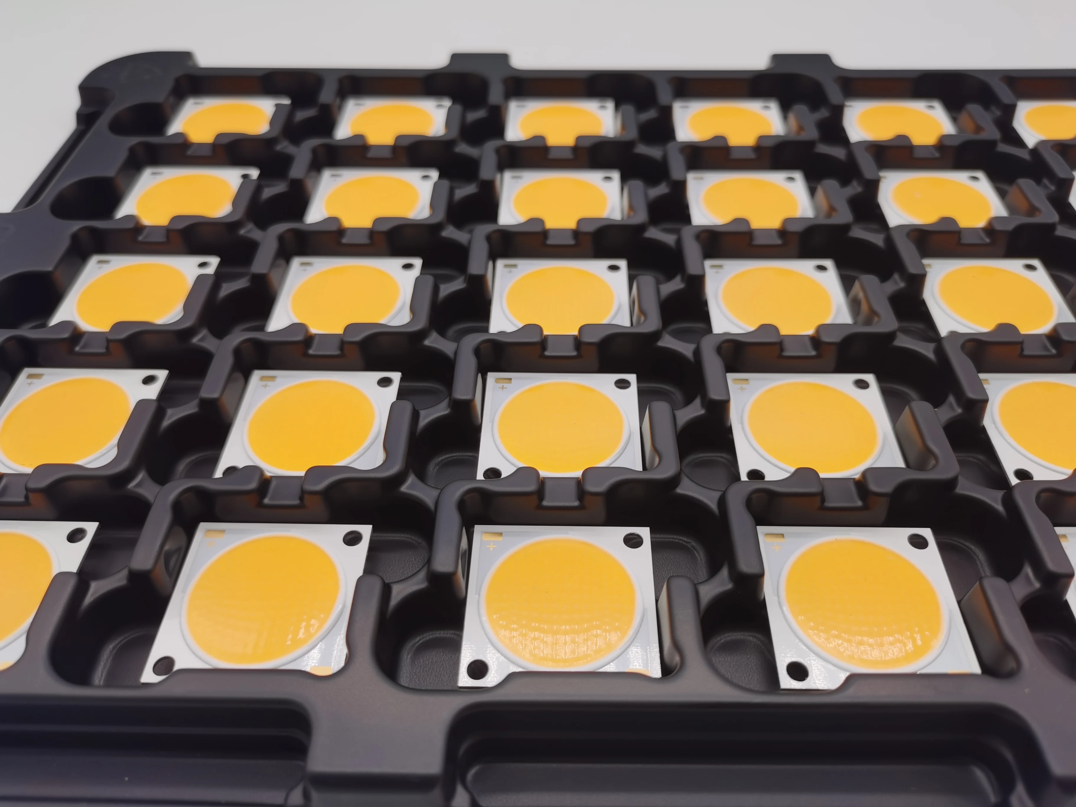 CLU048-1212C4-353M2M2-F1 CLU048 COB 28*28mm Big Power COB LED Chip Diode