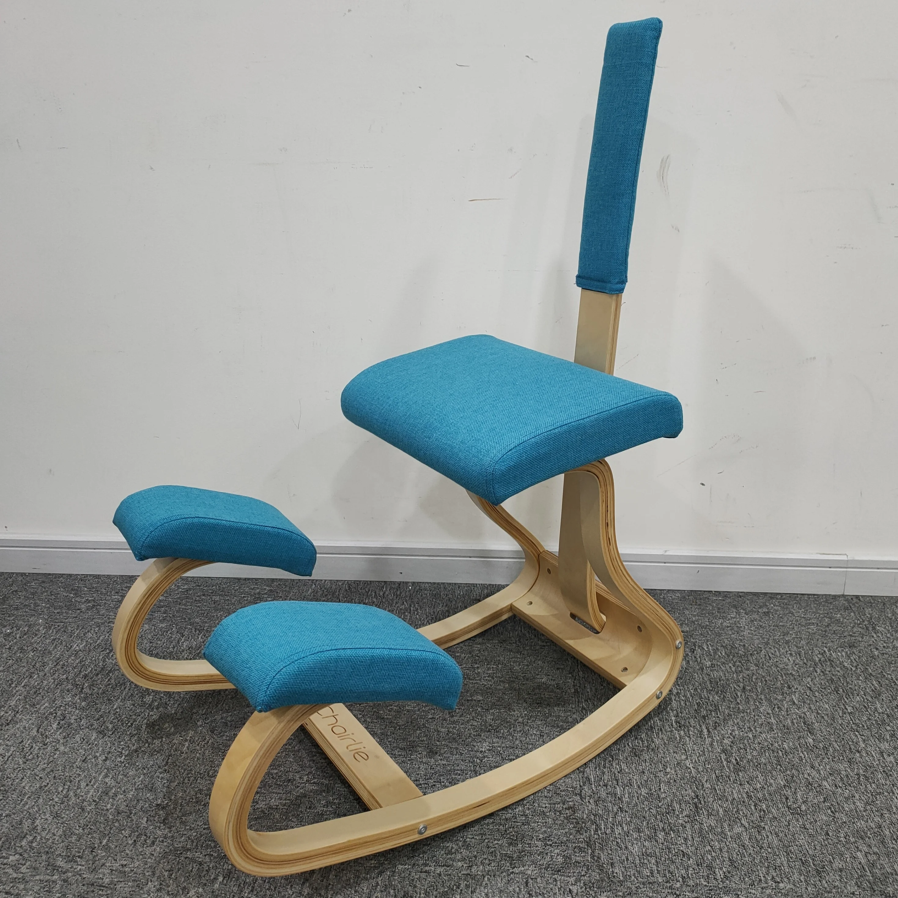 Эргономичное офисное кресло-качалка Bentwood на коленях с поддержкой спинки