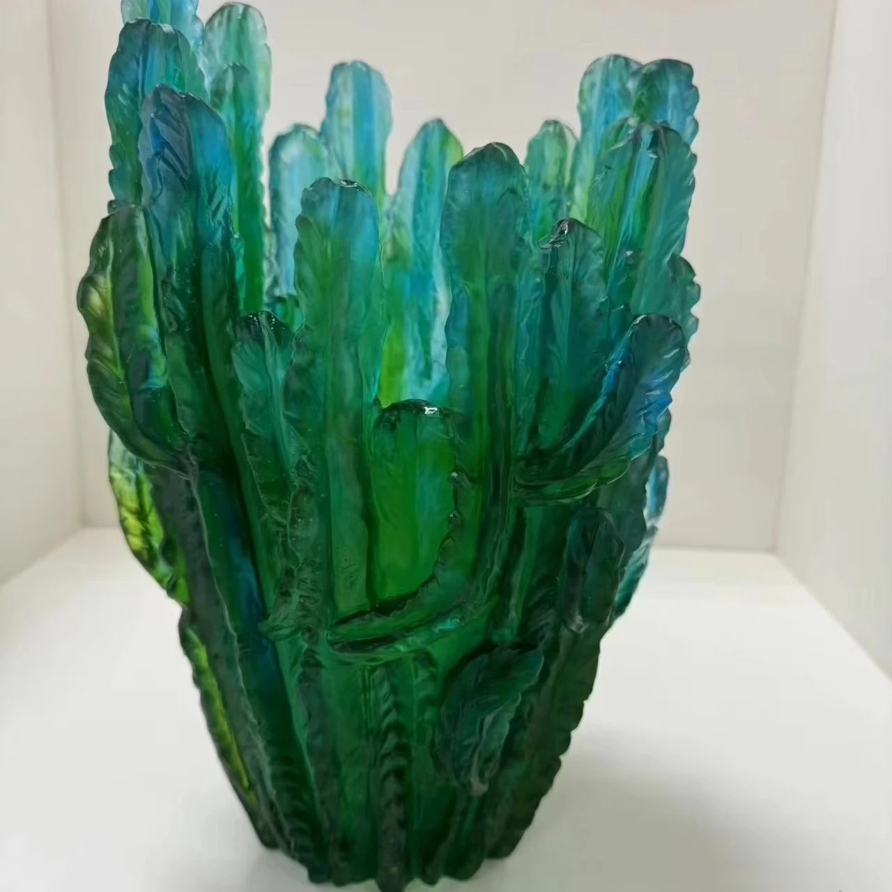 Luxury Handmade Laliqu Daum Crystal Glass Cactus Vase Green Color High-End Tabletop Display Bottle for Home Decor