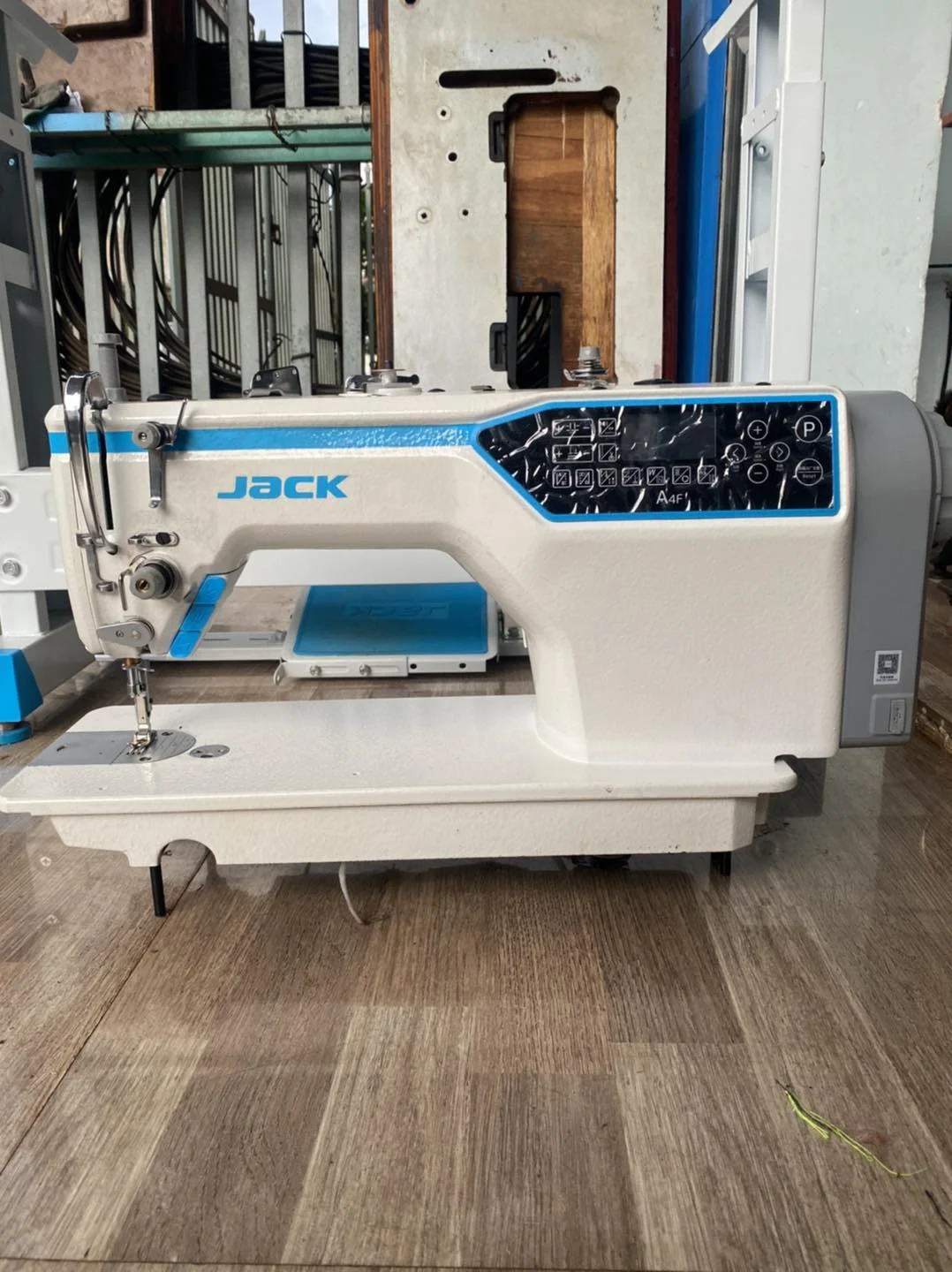 Подержанный 95 новый Jack A4F промышленная электронная швейная машина для шитья материалов средней толщины