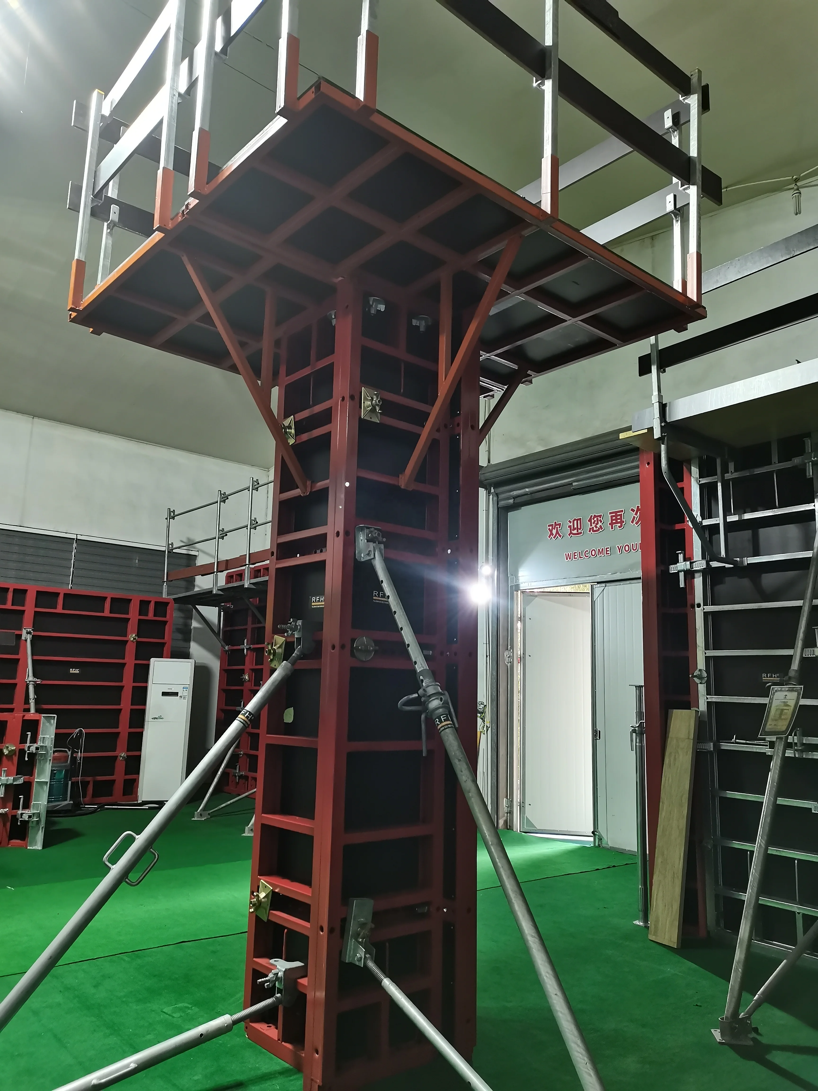 Concrete column formwork similar to peri style