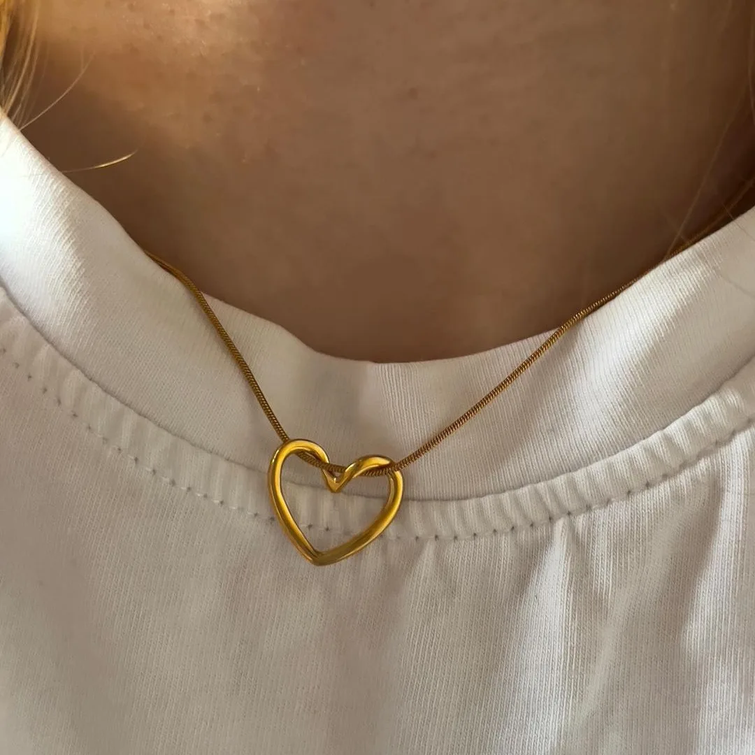 Stainless Steel Waterproof Durable Fashionable Jewelry Accessories Hollow Love Pendant Simple Elegant Lover Heart Necklace