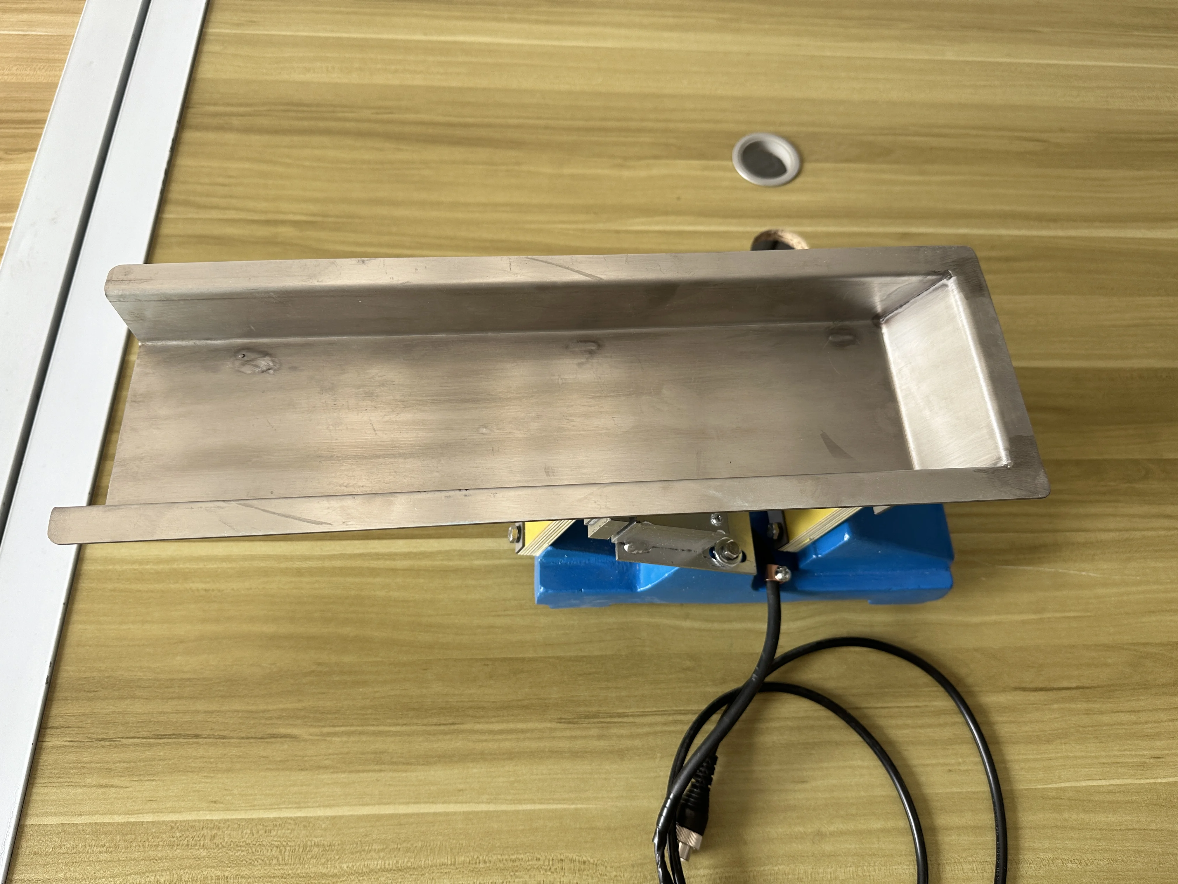 304 Stainless Steel Gzv1 Mini Linear Electromagnetic Vibrating Feeder Machine For Petals/Test