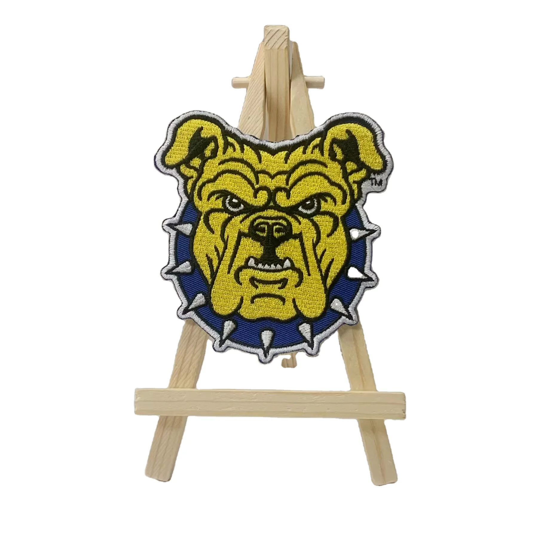 Накладки для одежды с вышитым логотипом