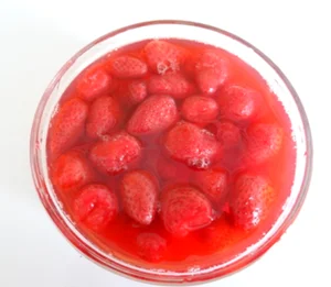 
light syrup canned strawberry fruit hot sale China plant manufacturer in glass jar/ tin long shelf life 