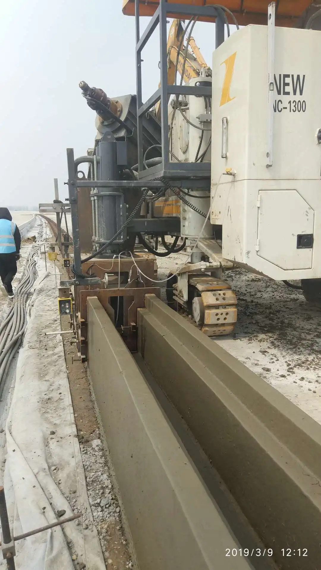 Paving machine, concrete sliding mode paving machine, road ditch paving machine