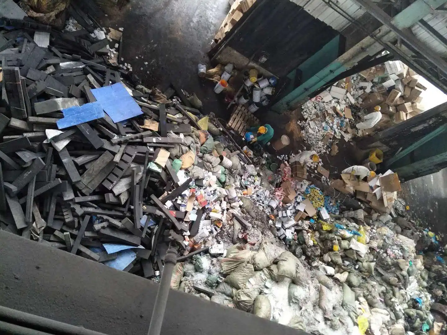 plastic shredding and crushing TV  computer, refrigerator washer machine plastic boards