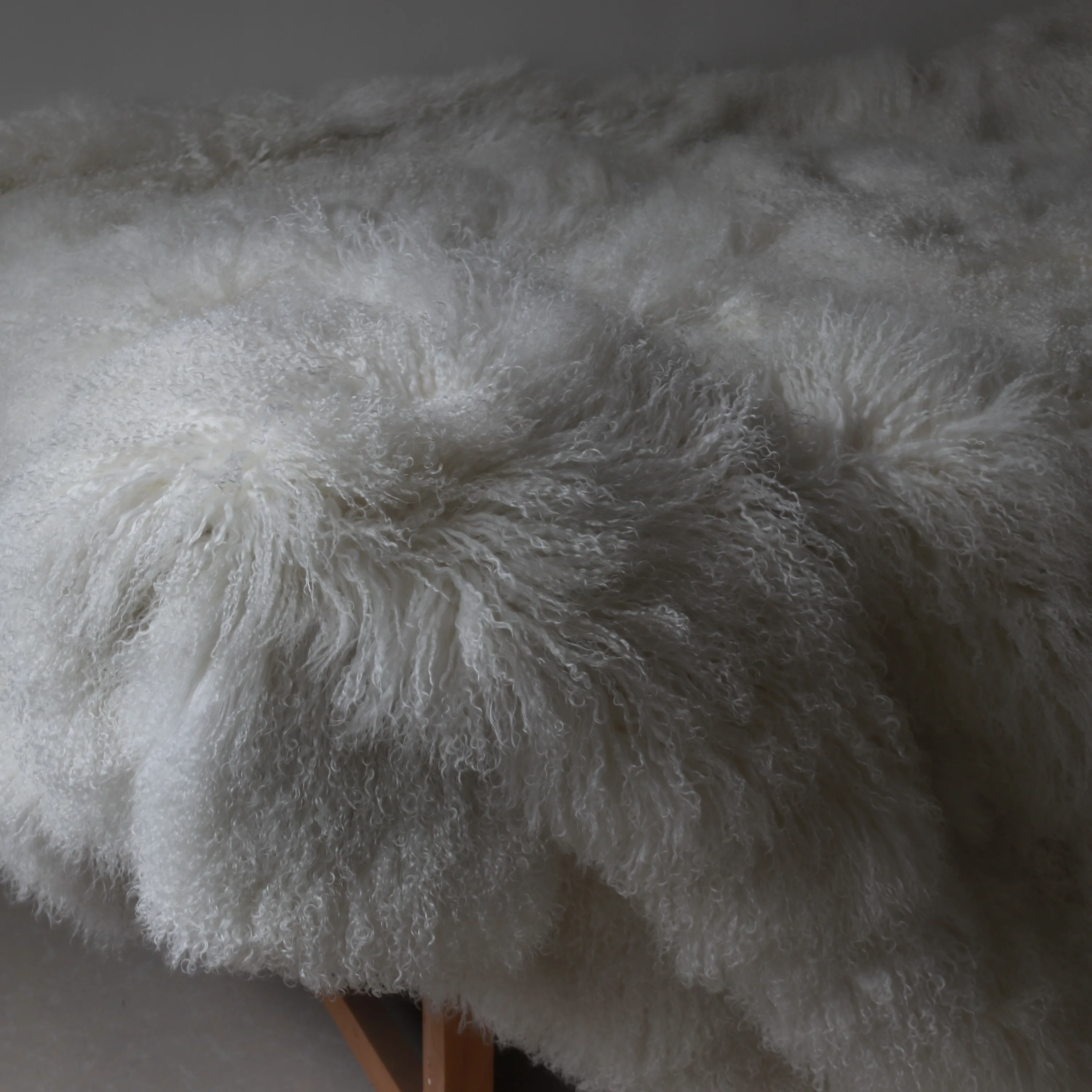 Customized 250x350cm Mongolian Sheepskin Fur Carpet Natural White Color Long Curly Soft Tibetan Fur Rug with Microfiber Backing