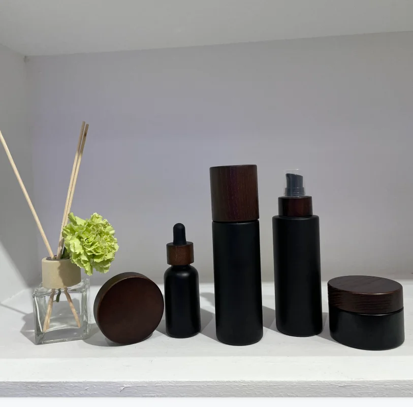 Cosmetic Packaging 50ml Clear Gloss Black Cosmetic Bottle With Dark Wood Bamboo Fine Mist Spray