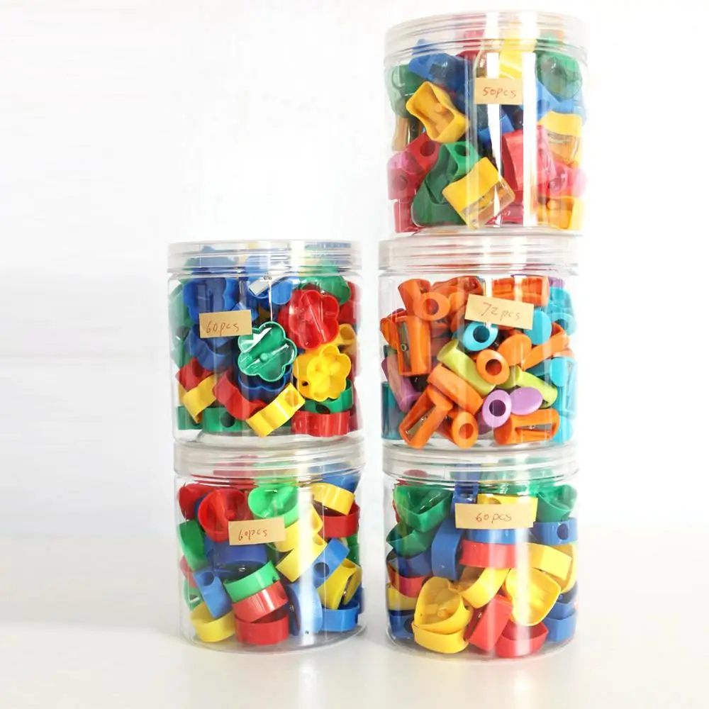 Студенты используют мини-разноцветную пластиковую точилку для карандашей с одним отверстием