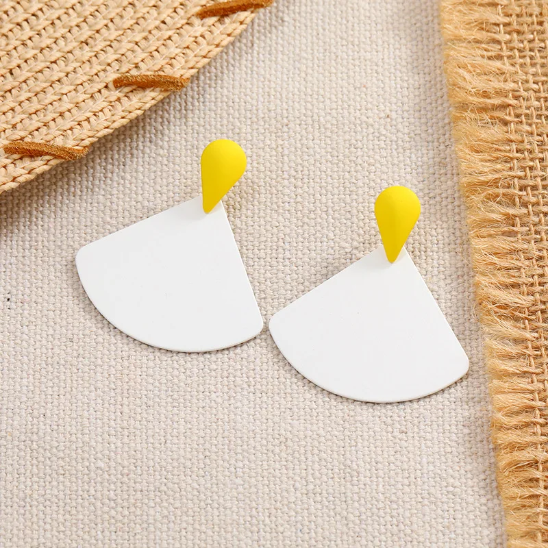KL OEM pendientes redondos grandes  de colores 2023 New design simple fashion spray paint matte fan shape colorful stud earrings