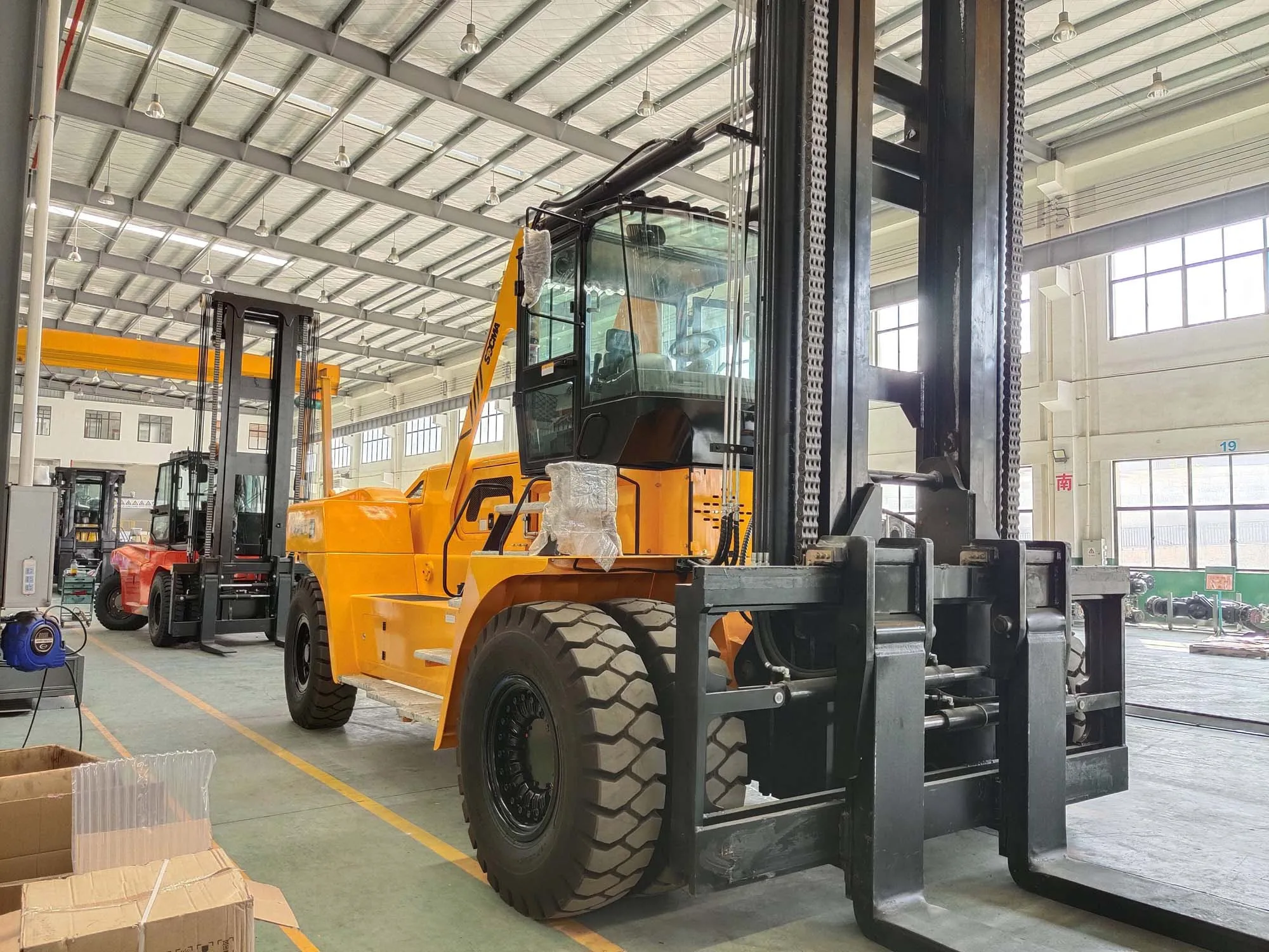 HNF-300 SOCMA 30t forklift transporting concrete plates