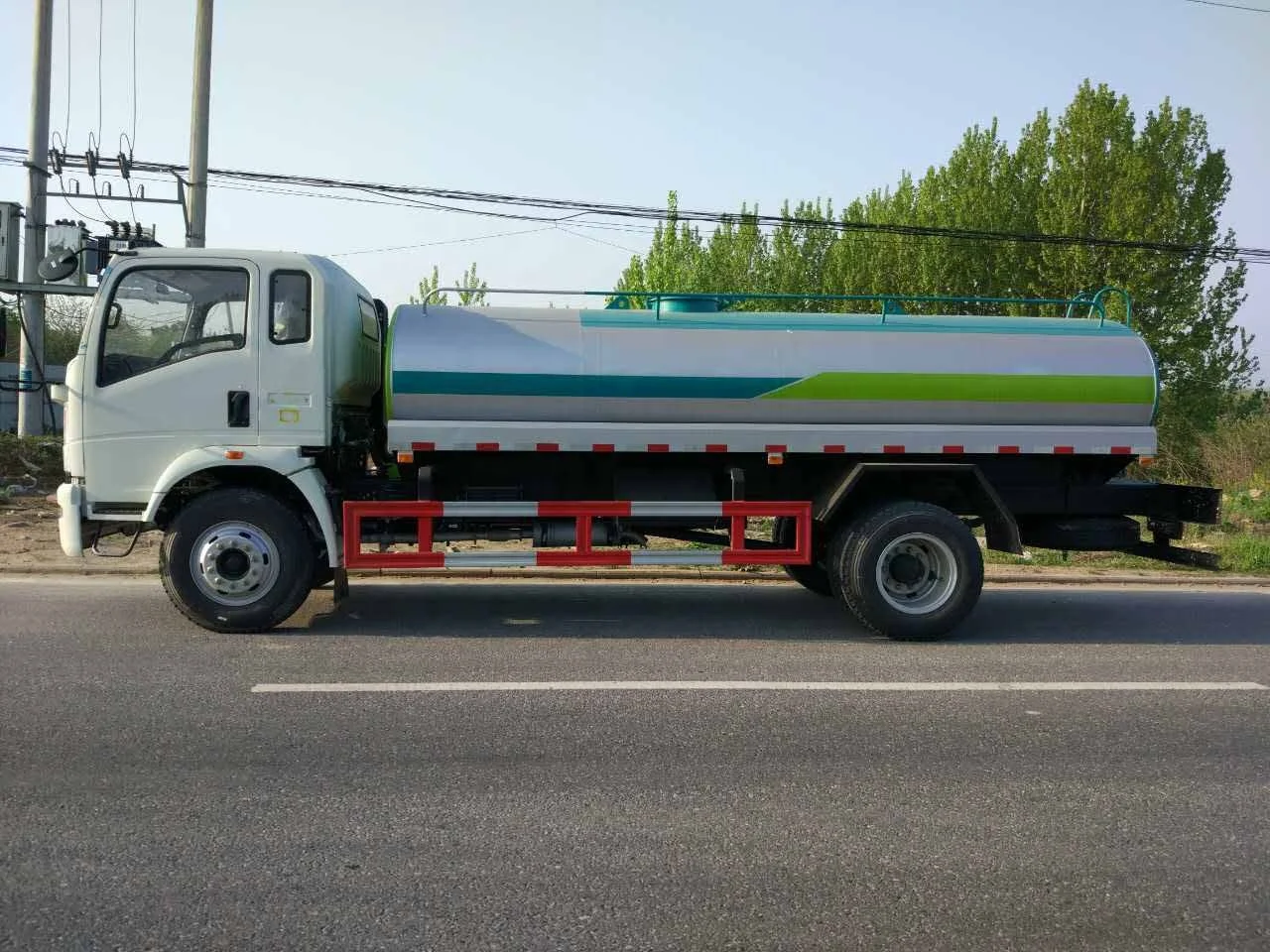 SINOTRUK HOWO 4X2 10cbm water tank truck